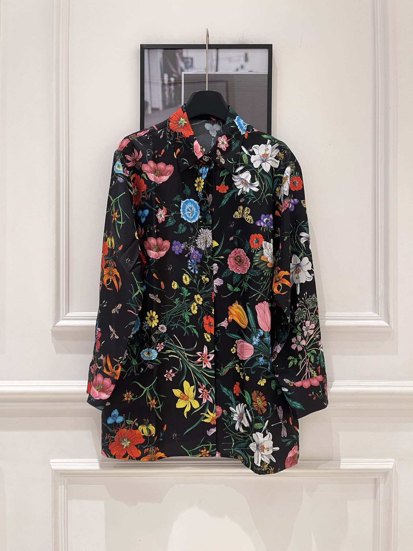 NO:854966,Guc* La Famiglia floral shirt Gu 2026 spring and summer La Famiglia series floral shirt, designed by Demna, black base fabric with highly saturated floral print, retro and romantic, full of Italian atmosphere. The silk fabric is smooth and shiny, stand-up collar + loose version, it is great to wear alone or inside, dress and trousers can be matched at will, easy to create a variety of styles. Exquisite details, buttons and printing technology are superb, it is a must-have fashion item in spring and summer!  SML.,Gucci-clothing,gucci,gucci,skirts,shirts,real silk,19860909Guc* La Famiglia花卉衬衫 Gu 2026春夏La Famiglia系列花卉衬衫,由Demna操刀设计,黑色底布配高饱和花卉印花,复古又浪漫,意式氛围感拉满.真丝面料顺滑有光泽,立领+宽松版型,单穿或内搭都很出彩,裙装裤装随心搭配,轻松打造多样风格.细节精致,纽扣和印花工艺超赞,是春夏必入的时尚单品！ SML.,古驰-服装,gucci,gucci,skirts,shirts,real silk,,Women's clothing