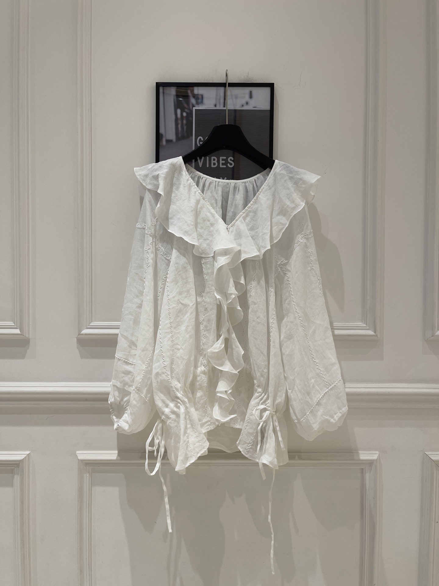 NO:856391,INTO THE EAST ruffled ramie shirt INTO THE EAST's white ramie shirt is light and breathable, making it super comfortable to wear in spring and summer!  The ruffled collar + drawstring design fills the French romantic atmosphere. Heavy embroidery details, literary retro, and a loose fit that shows a sense of relaxation. It can be easily used on vacation, commuting, and daily life ~ Pair it with a skirt or loose trousers, and you can easily get an elegant temperament!  SML.,women's clothing,skirts,shirts,19860909INTO THE EAST荷叶边苎麻衬衫 INTO THE EAST这款白色苎麻衬衫,轻薄透气,春夏穿超舒服！荷叶边领+抽绳设计,法式浪漫氛围感拉满.重工刺绣细节,文艺复古,宽松版型超显松弛感,度假、通勤、日常都能轻松驾驭～搭配半裙或宽松裤装,优雅气质轻松get！ SML.,女装,skirts,shirts,,Women's clothing