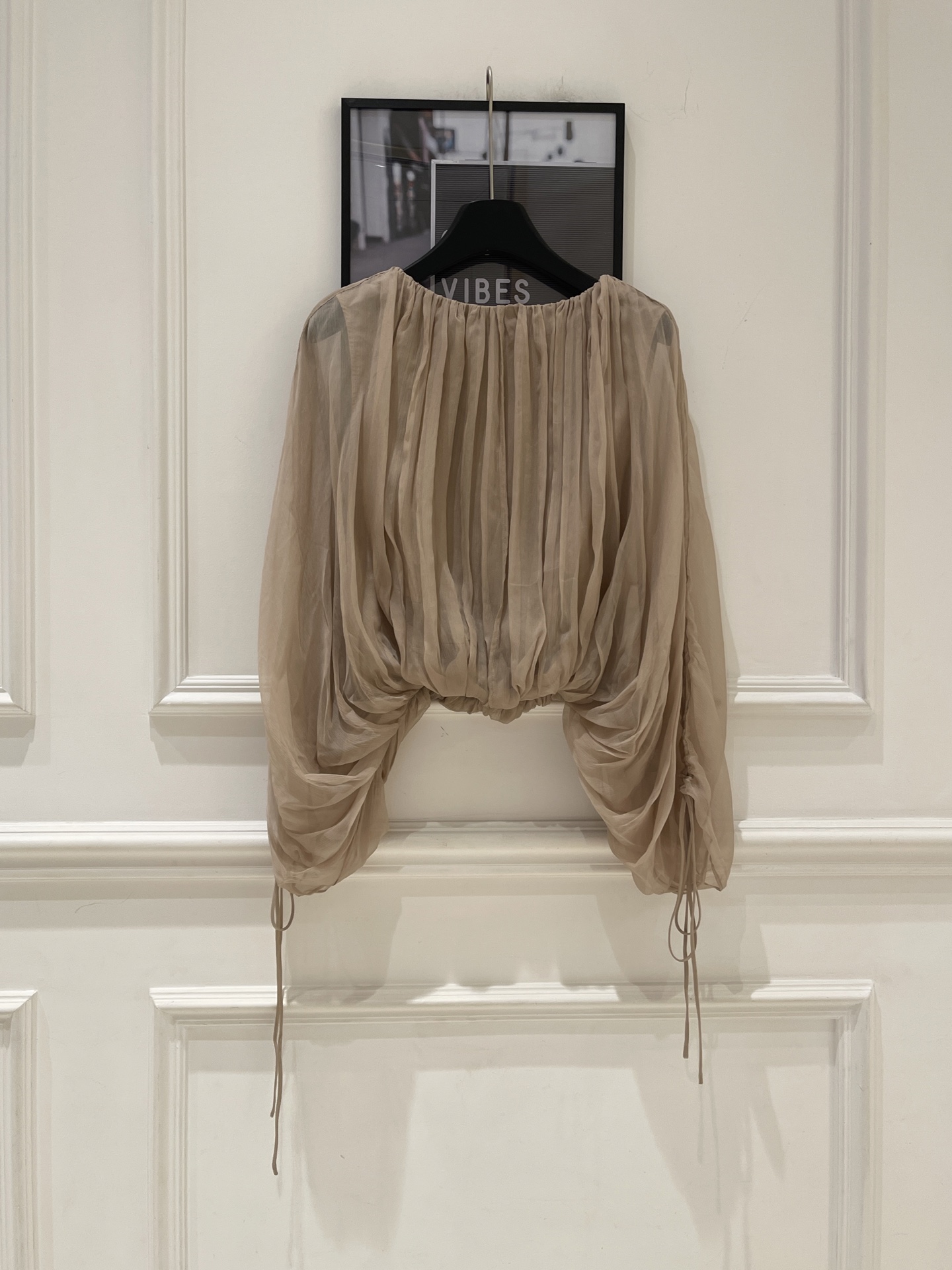 NO:854975,INTO THE EAST Nude Pink Silk Drawstring Top INTO THE EAST Nude Pink Silk Drawstring Top is made of high-quality mulberry silk, which is light and soft, with perfect drape. Round neck + intensive shirring, natural fluffy silhouette, loose dolman sleeves + cuff drawstring, casual pleats modify the arm lines. Short waist-exposed design, paired with high-waisted skirt or trousers to show off the proportions of the figure. The nude pink color is gentle and versatile. It can be easily used for commuting, dating and vacation in spring and summer. It is elegant and practical.  SML.,women's clothing,skirts,real silk,19860909INTO THE EAST裸粉真丝抽绳上衣 INTO THE EAST裸粉真丝抽绳上衣,选用高品质桑蚕丝,轻薄柔软,垂坠感满分.圆领+密集抽褶,自然蓬松廓形,宽松蝙蝠袖+袖口抽绳,随性褶皱修饰手臂线条.短款露腰设计,搭配高腰裙或裤装超显身材比例,裸粉色温柔百搭,春夏通勤、约会、度假都能轻松驾驭,优雅又实用. SML.,女装,skirts,real silk,,Women's clothing
