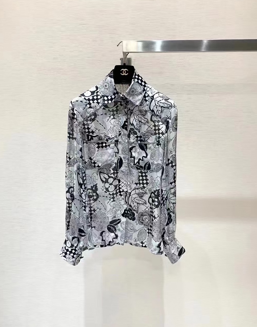 NO:854993,Second-hand series Chan*el camellia graffiti printed shirt made of silk, light and smooth, super comfortable to wear!  Graffiti style + camellia elements, full of artistic sense, highly recognizable. Out-of-print style, the same style as Son Ye-jin, full of star effect!  It can be easily worn in daily or formal occasions, and paired with simple accessories, it will look more advanced. The collection value is also very high, don’t miss it if you like it!  Size 36-38-40, Chanel-clothing, chanel, chanel, shirts, real silk,19860909中古系列Chan*el 山茶花涂鸦印花衬衫 真丝材质,轻盈柔滑,穿着超舒适！涂鸦风+山茶花元素,艺术感满满,辨识度超高.绝版款,孙艺珍同款,明星效应拉满！日常或正式场合都能轻松驾驭,搭配简约配饰更显高级感.收藏价值也很高,喜欢的姐妹别错过！ 码数36-38-40,香奈儿-服装,chanel,chanel,shirts,real silk,,Women's clothing