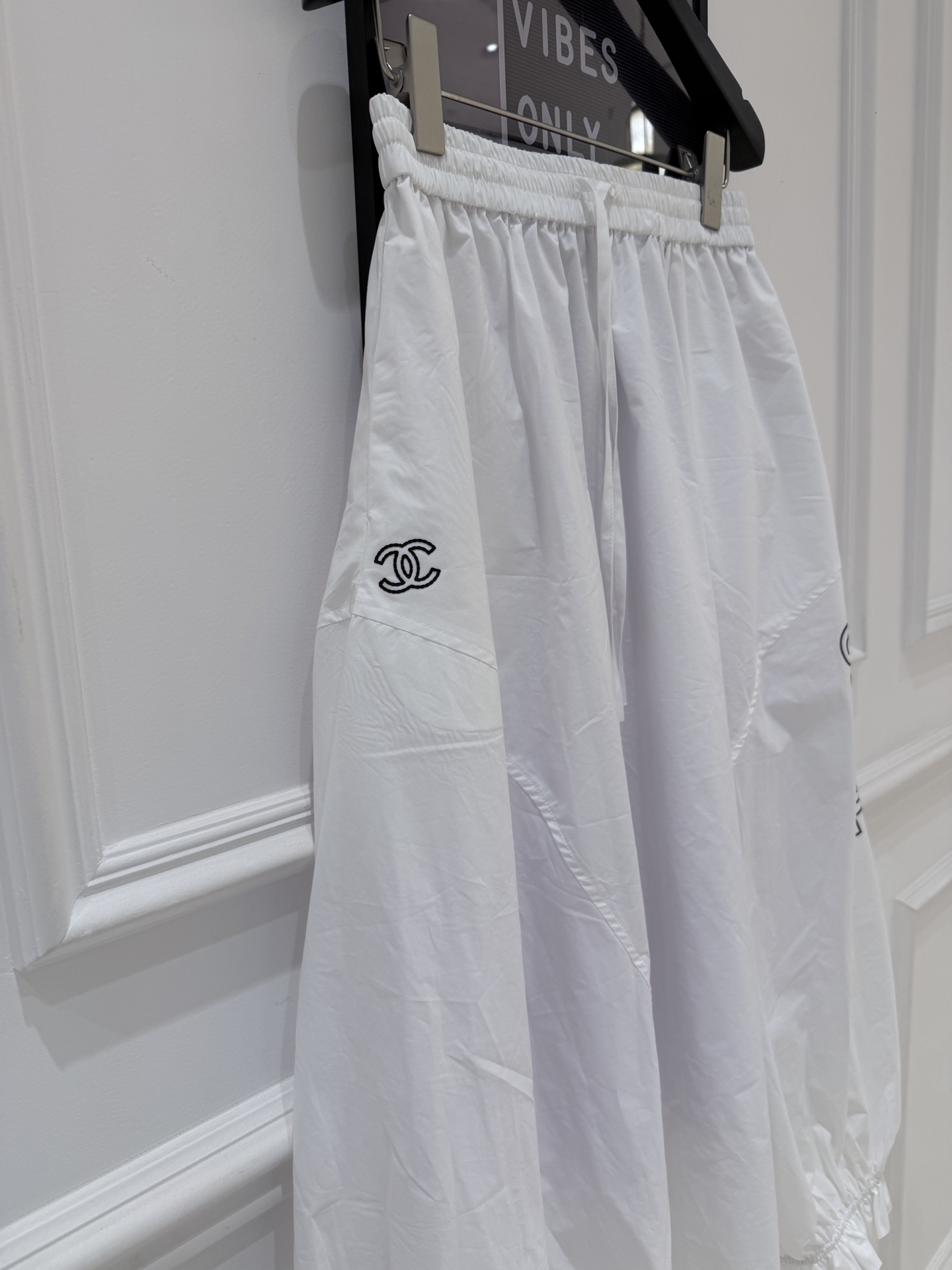 NO:856254,Cha*L flower bud work skirt Black and white flower bud work skirt, loose A-line version, light and thin polyester fiber material, draping, anti-wrinkle and easy to take care of!  The word 'CHANEL' is printed on the skirt, which gives it a full sense of brand. The waist is designed with a drawstring, and the elasticity is adjustable, which is comfortable and practical. The skirt is slightly pleated and full of layers. It can be easily worn in daily casual or street style. It looks great with T-shirts, sweaters, and shirts, and can be easily switched between multiple styles!  SML.,Chanel-clothing,chanel,chanel,hoodie,sweatshirts,skirts,shirts,tees,t-shirt,19860909Cha*L花苞工装裙 黑白两色花苞工装裙,宽松A字版型,轻薄聚酯纤维材质,垂顺抗皱超好打理！裙身印有“CHANEL”字样,品牌感满满.腰部抽绳设计,松紧可调,舒适又实用.裙摆微收褶皱,层次感十足,日常休闲或街头风都能轻松驾驭～搭配T恤、卫衣、衬衫都很出彩,轻松切换多种风格！ SML.,香奈儿-服装,chanel,chanel,hoodie,sweatshirts,skirts,shirts,tees，t-shirt,,Women's clothing
