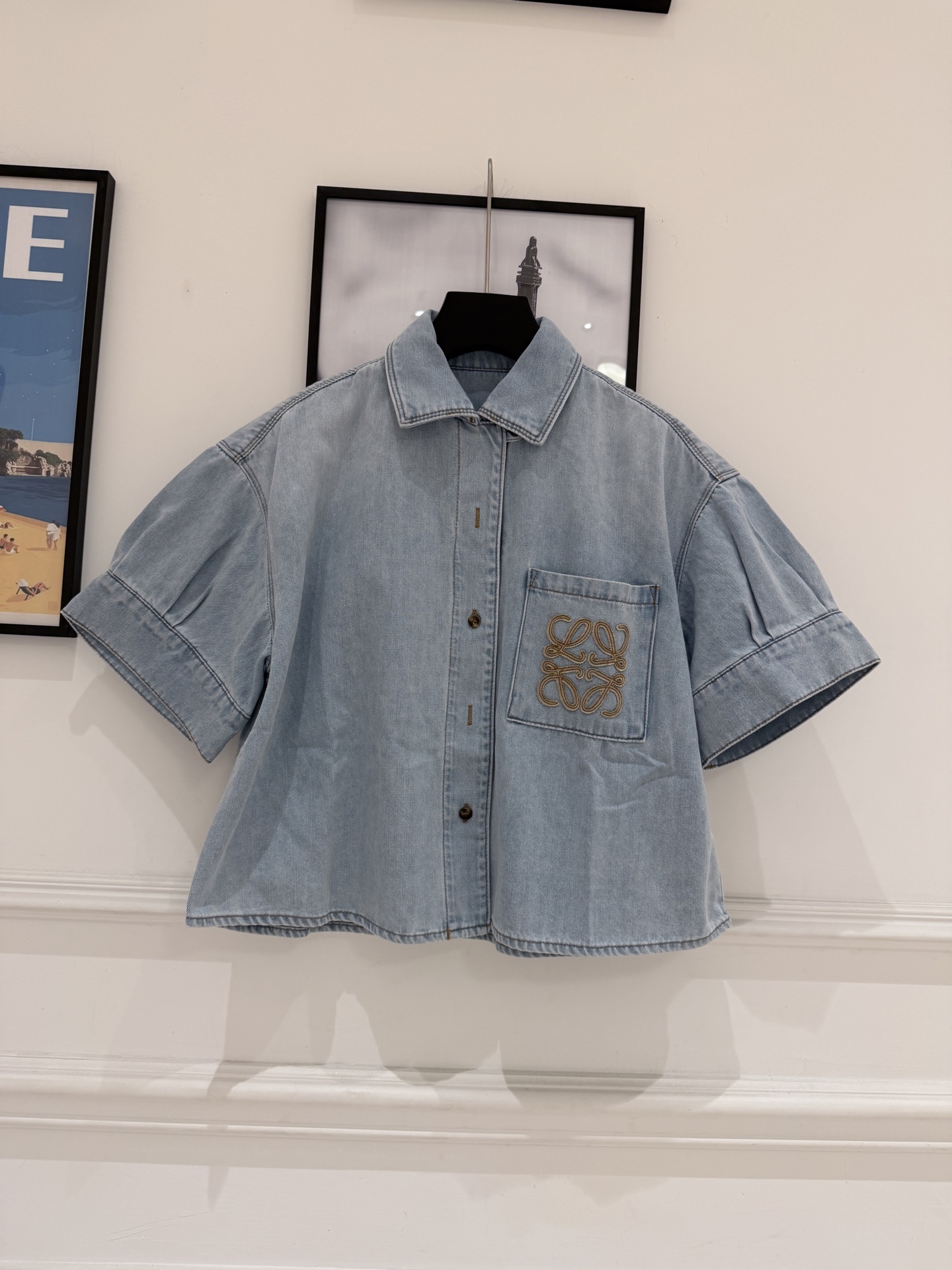 NO:856331,LOEWE Paula’s Ibiza denim shirt shorts LOEWE Paula’s Ibiza series denim shirt, light washed blue denim fabric, soft and breathable, super comfortable to wear in summer!  The short sleeves are suitable for a variety of body types and are great when worn alone or as a jacket. The anagram embroidery on the pockets is low-key and recognizable, with perfect details. Inspired by Ibiza, Spain, it brings a full vacation atmosphere and makes it easy to get a relaxed summer style!  SML shirts, Chanel-clothing,chanel,loewe,shorts,jackets & coats,shirts,T-shirt,19860909LOEWE Paula’s Ibiza牛仔衬衫短裤 LOEWE Paula’s Ibiza系列牛仔衬衫,浅水洗蓝丹宁面料,柔软透气,夏天穿超舒服！短袖包容多种身材,单穿或当外套都很OK.口袋Anagram刺绣低调又有辨识度,细节满分.灵感来自西班牙伊维萨岛,度假氛围感拉满,轻松get夏日松弛风！SML 衬衫,香奈儿-服装,chanel,loewe,shorts,jackets & coats,shirts,T-shirt,,Women's clothing