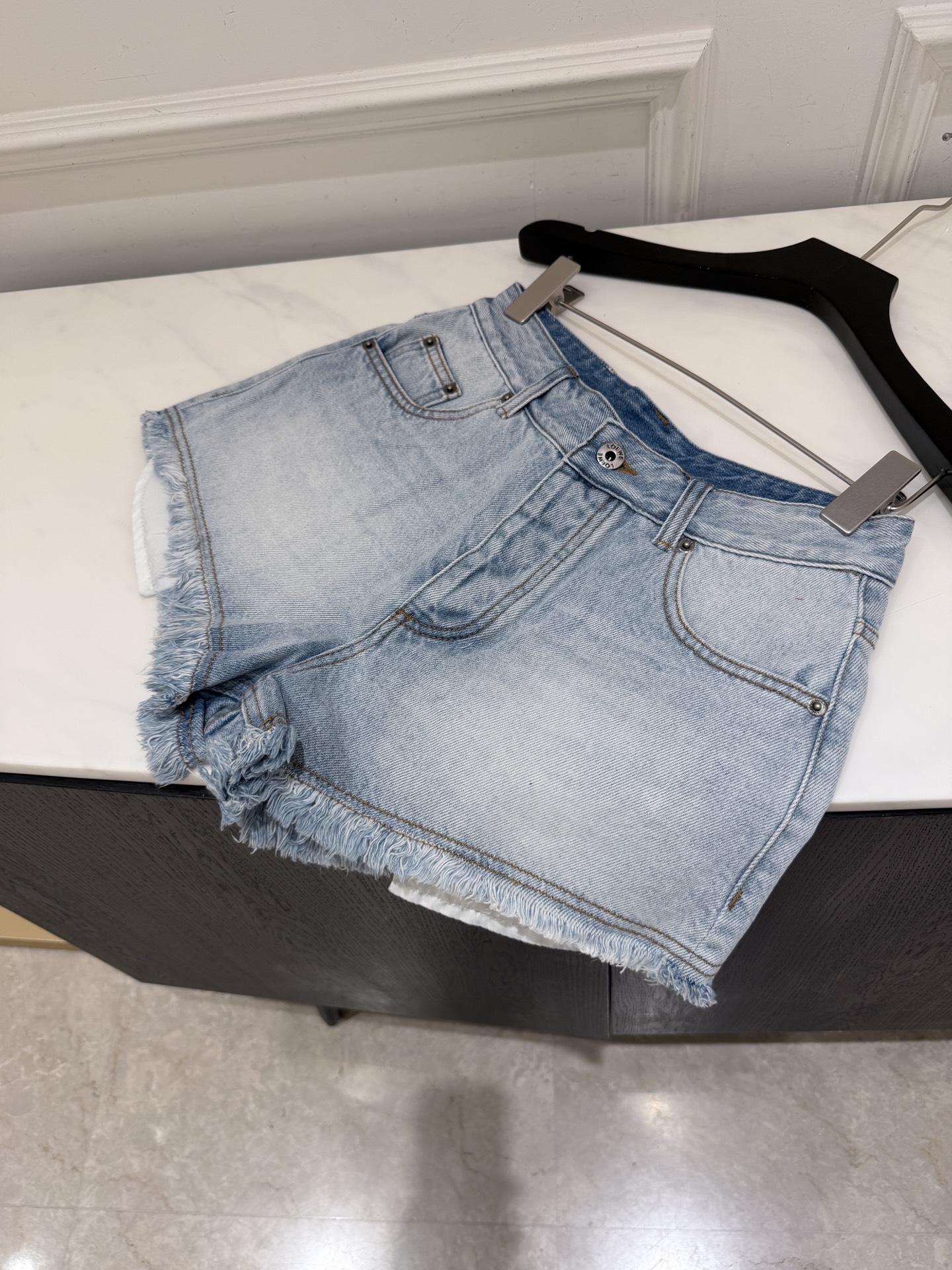 NO:856339,LOEWE Paula’s Ibiza denim shirt shorts LOEWE Paula’s Ibiza series denim shirt, light washed blue denim fabric, soft and breathable, super comfortable to wear in summer!  The short sleeves are suitable for a variety of body types and are great when worn alone or as a jacket. The anagram embroidery on the pockets is low-key and recognizable, with perfect details. Inspired by Ibiza, Spain, it brings a full vacation atmosphere and makes it easy to get a relaxed summer style!  SML shorts, Chanel-clothing,chanel,loewe,shorts,jackets & coats,shirts,T-shirt,19860909LOEWE Paula’s Ibiza牛仔衬衫短裤 LOEWE Paula’s Ibiza系列牛仔衬衫,浅水洗蓝丹宁面料,柔软透气,夏天穿超舒服！短袖包容多种身材,单穿或当外套都很OK.口袋Anagram刺绣低调又有辨识度,细节满分.灵感来自西班牙伊维萨岛,度假氛围感拉满,轻松get夏日松弛风！SML 短裤,香奈儿-服装,chanel,loewe,shorts,jackets & coats,shirts,T-shirt,,Women's clothing