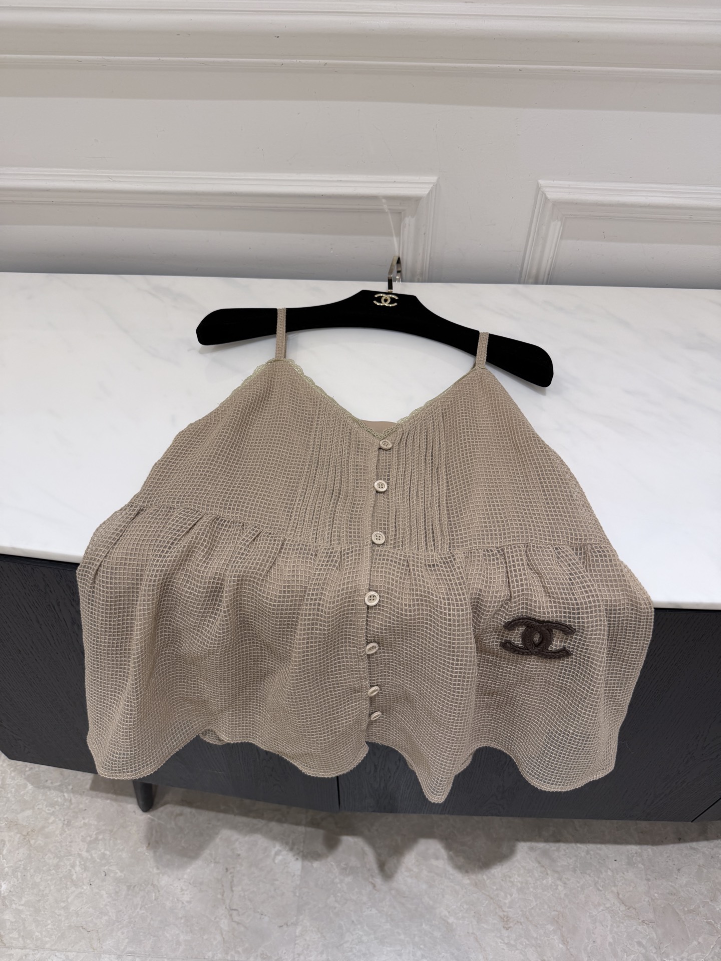 NO:856321,Cha* linen plaid suspender suit includes a suspender top + high-waisted skirt, which is light and breathable and perfect for summer! The top has a V-neck + button design, pleated details to modify the body shape, and the skirt has cake edges + embroidered letters, which is gentle and relaxed. The low-saturated beige color can be easily worn in daily outings, cafes, and vacations. Paired with sandals or white shoes, it feels fresh and natural~ SM., Chanel - Clothing, chanel, sandals, skirts,19860909Cha*亚麻格纹吊带套装 包含吊带上衣+高腰半裙,轻薄透气超适合夏天!上衣V领+纽扣设计,压褶细节修饰身形,半裙蛋糕边+刺绣字母,温柔又松弛.低饱和米色系,日常出街,咖啡馆,度假都能轻松驾驭,搭配凉鞋或小白鞋,清新自然感满分~ SM.,香奈儿-服装,chanel,sandals,skirts,,Women's clothing