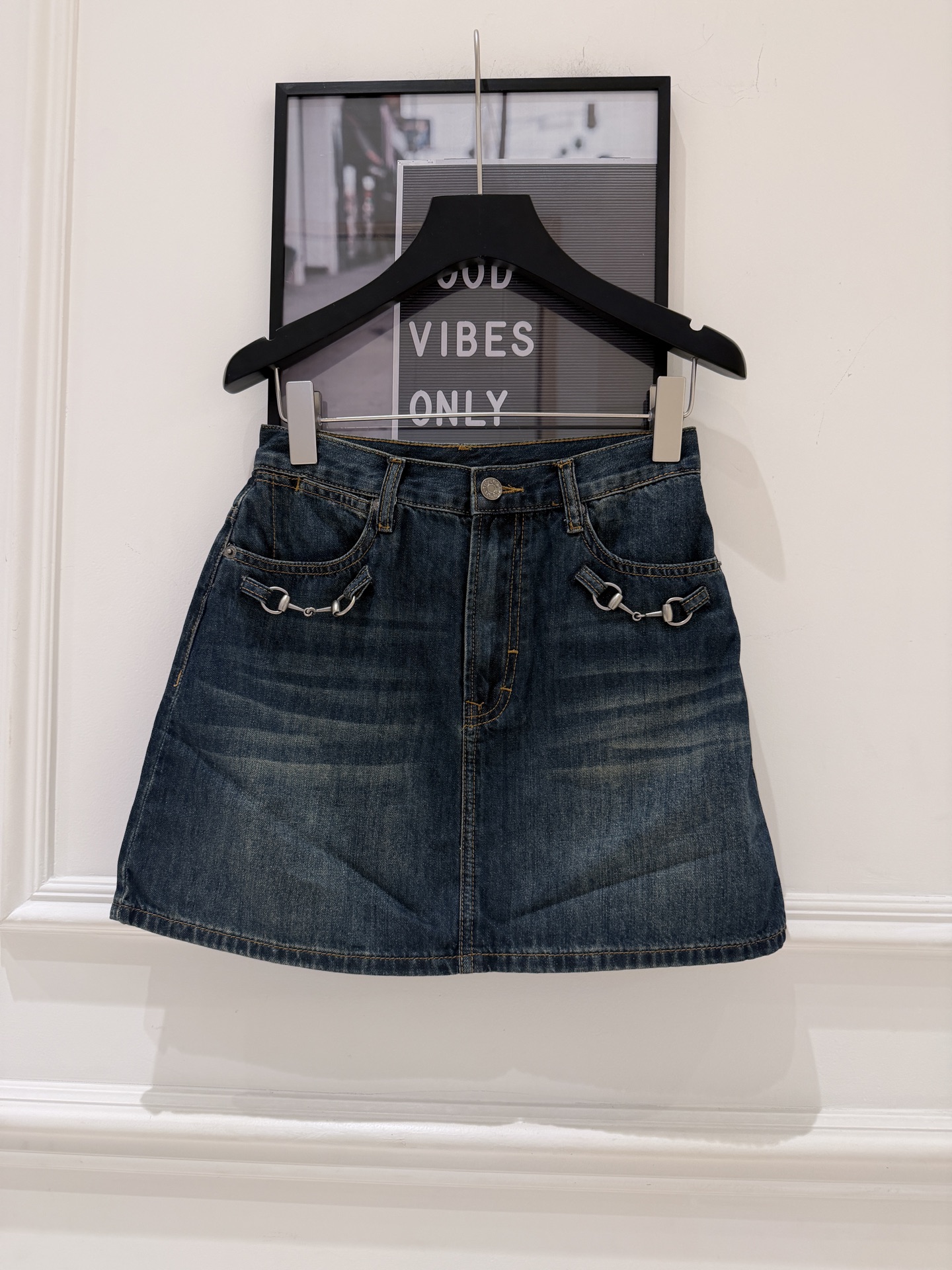 NO:856302,Gucci chain pocket denim skirt Gucci high-waisted A-line denim skirt, dark blue washed fabric, retro and distressed texture is super stylish!  The metal chain embellishes the pockets, making it highly recognizable and a must-have for attention to detail. The high-waisted design elongates the leg proportions, making you look slimmer and taller, and the pear-shaped figure is friendly, making it easy to control for daily commuting, dating, and leisure. Pair it with a sweater or Polo, and you can switch between sweet and cool retro styles at will. It is a versatile wardrobe item!  SML.,Gucci-clothing,gucci,gucci,skirts,19860909Gucci链条口袋牛仔短裙 Gucci高腰A字牛仔短裙,深蓝水洗面料,复古做旧质感超有范！金属链条点缀口袋,辨识度满分,细节控必入.高腰设计拉长腿部比例,显瘦显高,梨形身材友好,日常通勤、约会、休闲都能轻松驾驭.搭配针织衫或Polo,甜酷复古风随心切换,是衣橱百搭神器！ SML.,古驰-服装,gucci,gucci,skirts,,Women's clothing