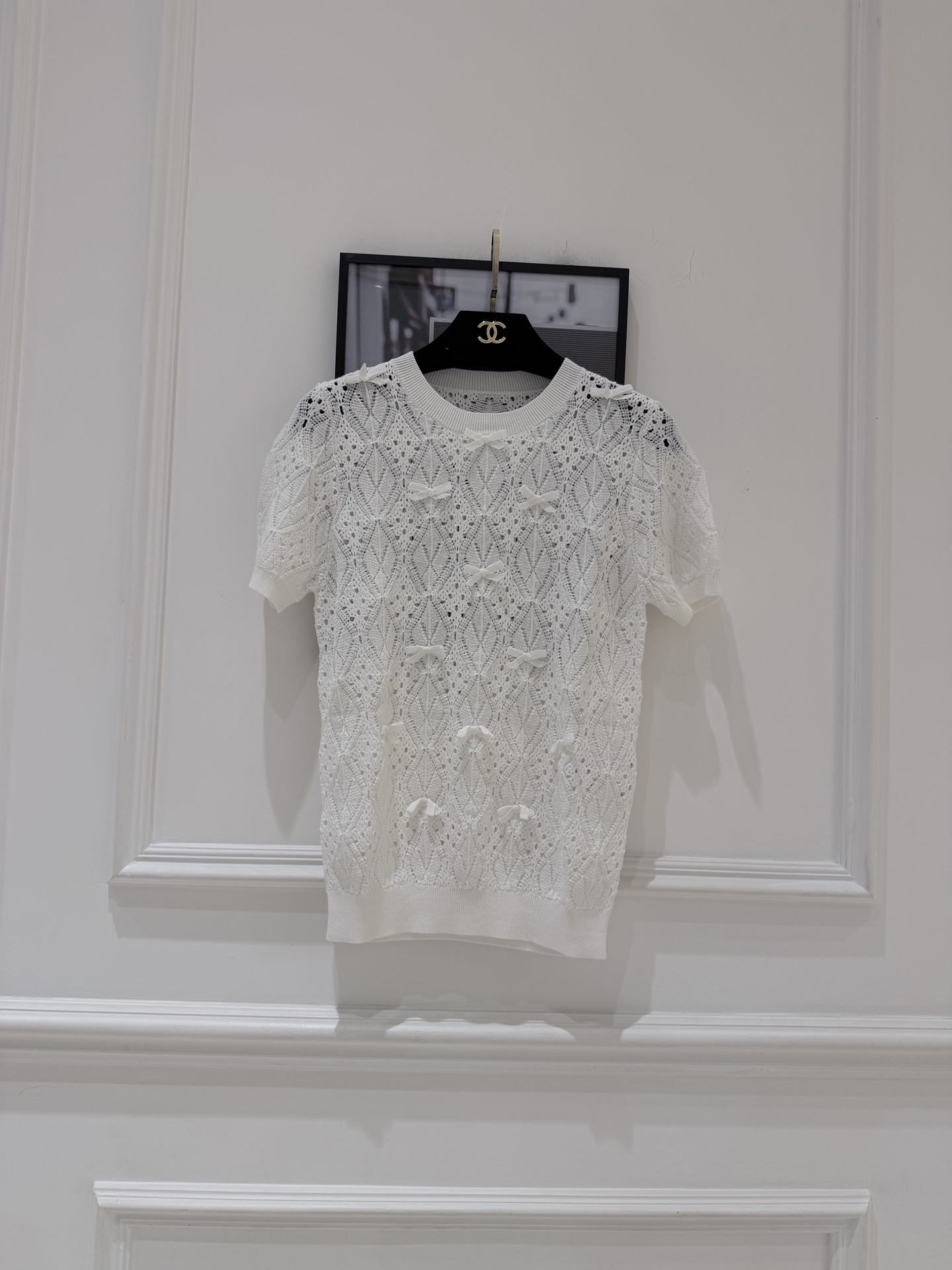 NO:857875,Di* bow-knot hollow sweater, off-white color + exquisite hollow pattern, embellished with three-dimensional bows, full of French romantic atmosphere. The knitted fabric is breathable and comfortable, super refreshing to wear in summer! The round neck and short sleeves are loosely cut to modify the body shape and feel comfortable. It can be easily controlled for commuting, dating and vacation. Paired with pleated skirts or high-waisted pants, the elegant temperament can be directly grasped by SML., Dior-clothing, dior, skirts, T-shirt,19860909Di*蝴蝶结镂空针织衫,米白色调+精致镂空花纹,点缀立体蝴蝶结,法式浪漫氛围感满满.针织面料透气舒适,夏天穿超清爽!圆领短袖宽松剪裁,修饰身形又自在,通勤,约会,度假都能轻松驾驭,搭配百褶裙或高腰裤,优雅气质直接拿捏 SML.,迪奥-服装,dior,skirts,T-shirt,,Women's clothing
