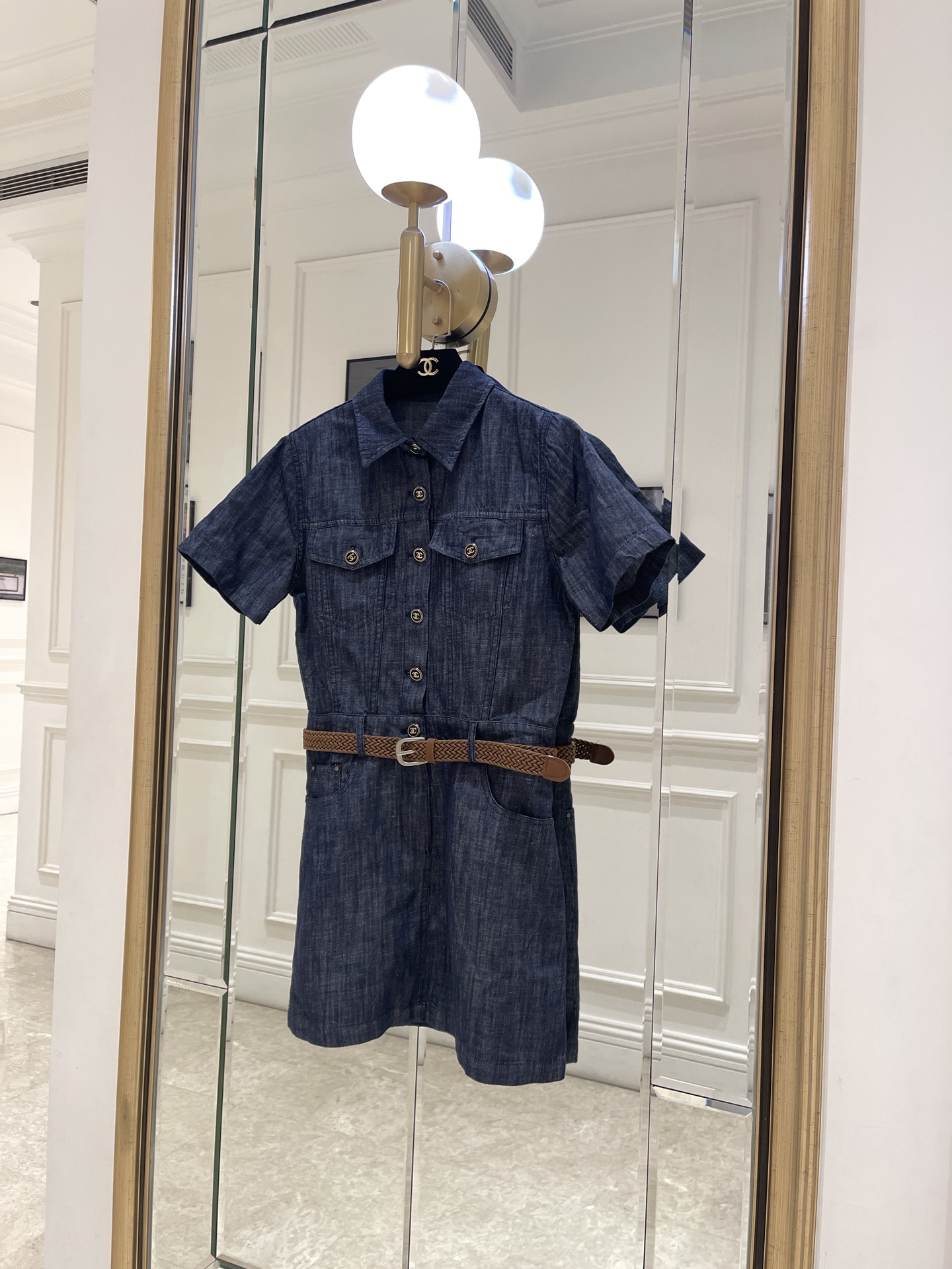 NO:857897,Cha* denim shirt dress, short-sleeved lapel + metal buttons, full of retro workwear style! The braided belt at the waist tightens the waistline, slimming and improving the look. The fabric is breathable and skin-friendly, super comfortable to wear in summer, and can be easily controlled for daily commuting, dating, and leisure. The skirt is moderate in length, and paired with sandals or small leather shoes, you can easily get a relaxed and fashionable atmosphere ~ SML., Chanel - Clothing, chanel, sandals, skirts, shirts, T-shirt,19860909Cha*牛仔衬衫连衣裙 短袖翻领+金属纽扣,复古工装风满满!腰部编织皮带收束腰线,显瘦又提升造型感.面料透气亲肤,夏天穿超舒服,日常通勤,约会,休闲都能轻松驾驭.裙长适中,搭配凉鞋或小皮鞋,轻松get松弛时髦氛围感~ SML.,香奈儿-服装,chanel,sandals,skirts,shirts,T-shirt,,Women's clothing