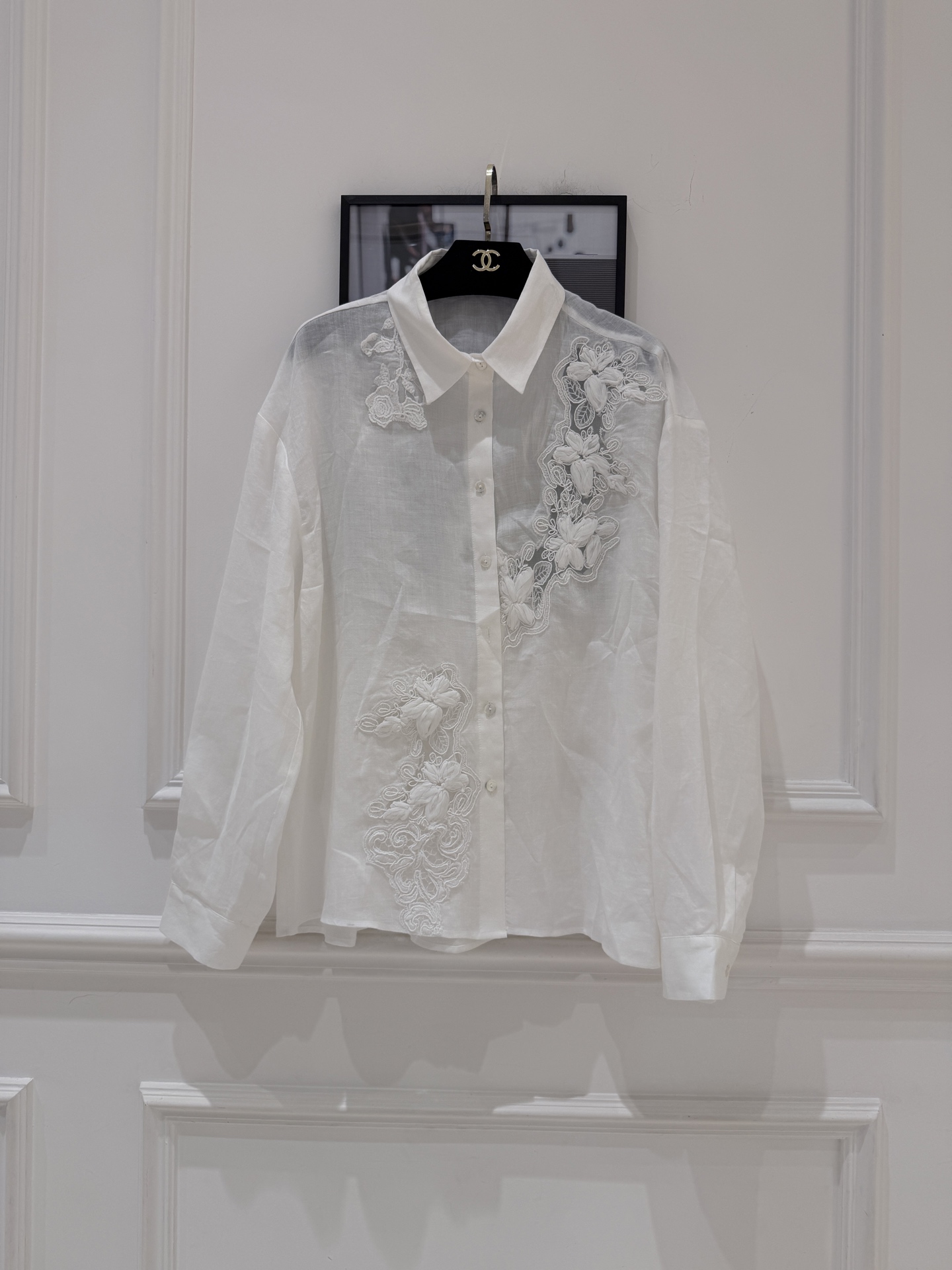 NO:860250,Designed embroidered floral shirt New embroidered floral shirt for spring and summer, made of ramie, light and breathable, super comfortable to wear in spring and summer!  French retro style, heavy hollow embroidery + pearl buttons, perfect details. Loose lapel design, elegant when worn alone or layered, can be easily used for commuting and vacation. Ramie absorbs moisture and heat, resists UV rays, is practical and beautiful, and is a must-have and versatile item for the spring and summer wardrobe!  SML.,women's clothing,shirts,19860909设计感刺绣花片衬衫 春夏新款刺绣花片衬衫,苎麻材质,轻盈透气,春夏穿超舒服！法式复古风,重工镂空刺绣+珍珠纽扣,细节满分.宽松翻领设计,单穿或叠搭都很优雅,通勤、度假都能轻松驾驭.苎麻吸湿散热,抗紫外线,实用又美观,是春夏衣橱必备百搭单品！ SML.,女装,shirts,,Women's clothing