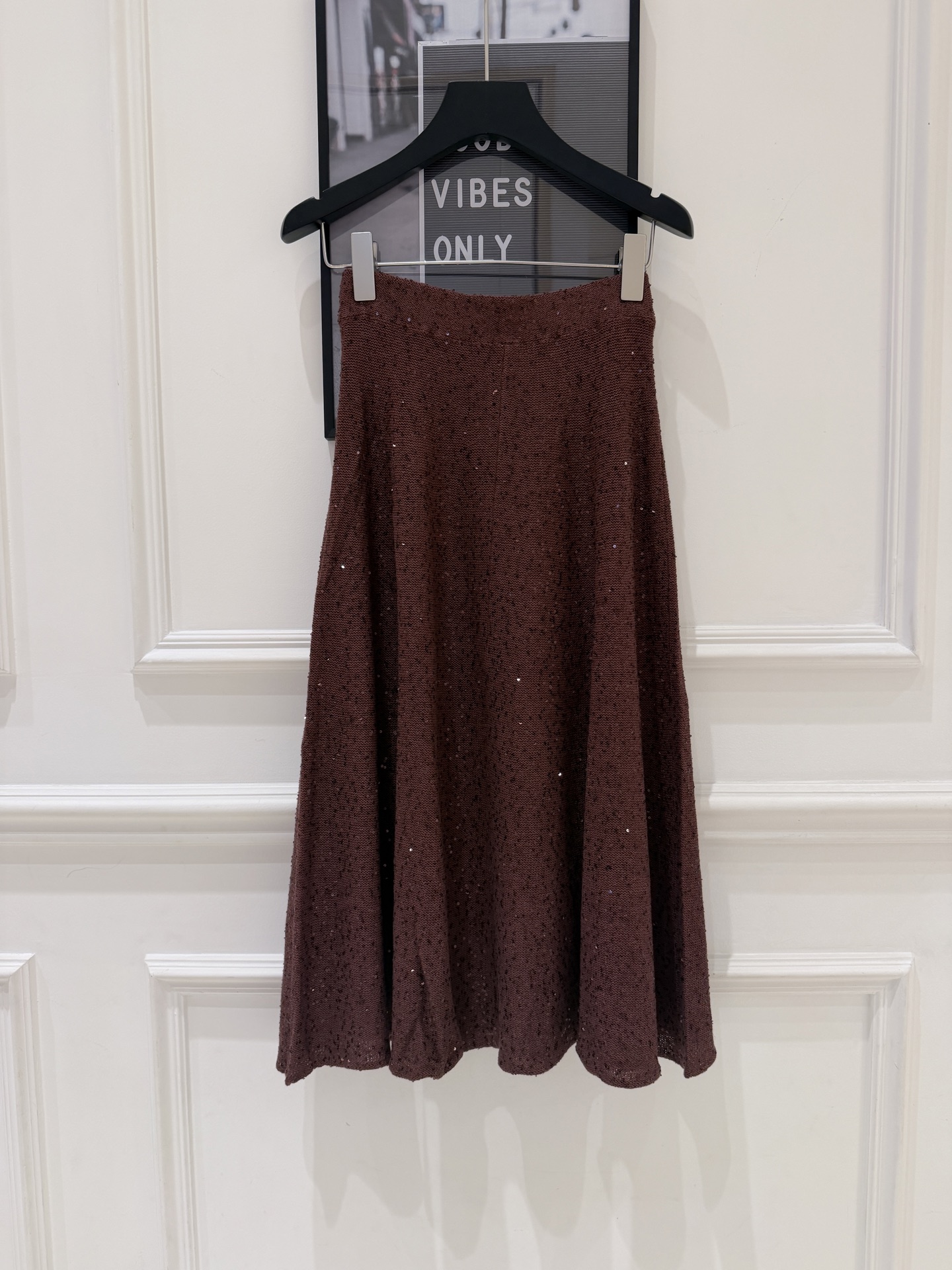 NO:860238,Brunello Cucinelli brown sequined skirt This skirt comes from Italian luxury brand Brunello  Cucinelli is made of a blend of linen and mulberry silk, lined with mulberry silk, which is skin-friendly and breathable. It is embellished with fine sequins, low-key and sparkling, and has an umbrella skirt silhouette and elastic waist design. It is comfortable and slim to wear, and is friendly to pear-shaped figures. The fabric process is complex, the sequins are sewn one by one, and the yarn development takes nearly 60 days. The texture is high-end, suitable for commuting, festivals or formal occasions, and it is elegant and intellectual when paired with sweaters or shirts. SML., women's clothing, brunello  cucinelli,skirts,shirts,19860909Brunello Cucinelli 棕色亮片半裙 这款半裙来自意大利奢侈品牌Brunello Cucinelli,采用亚麻与桑蚕丝混纺,内衬桑蚕丝,亲肤又透气.细密亮片点缀,低调闪耀,伞裙廓形+松紧腰设计,穿着舒适显瘦,梨形身材友好.面料工艺复杂,亮片逐颗缝制,纱线开发耗时近60天,质感高级,适合通勤、节日或正式场合,搭配针织衫或衬衫都很优雅知性. SML.,女装,brunello cucinelli,skirts,shirts,,Women's clothing