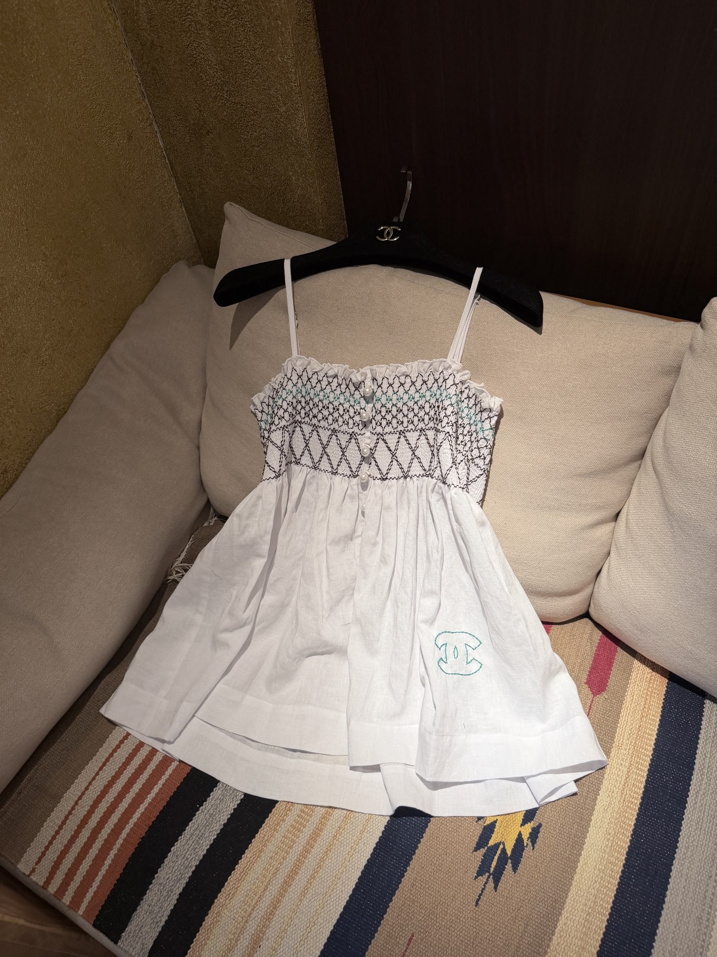 NO:860314,Cha* White Embroidered Sling This white embroidered sling is made of light cotton fabric and is super breathable, making it super comfortable to wear in summer!  The geometric embroidery on the chest + light blue embellishments are full of details, and the green double C logo on the skirt is very recognizable. The strap design is cool and elegant, and it is very photogenic on vacation, daily life, and taking photos. Pair it with a straw hat or sandals, and you can easily get the summer atmosphere!  SML.,Chanel-clothing,chanel,sandals,skirts,hats,19860909Cha*白色刺绣吊带 这款白色刺绣吊带,轻薄棉质面料超透气,夏天穿超舒服！胸前几何刺绣+浅蓝点缀,细节满分,裙摆绿色双C标志超有辨识度.吊带设计清凉又优雅,度假、日常、拍照都很出片.搭配草帽或凉鞋,轻松get夏日氛围感！ SML.,香奈儿-服装,chanel,sandals,skirts,hats,,Women's clothing