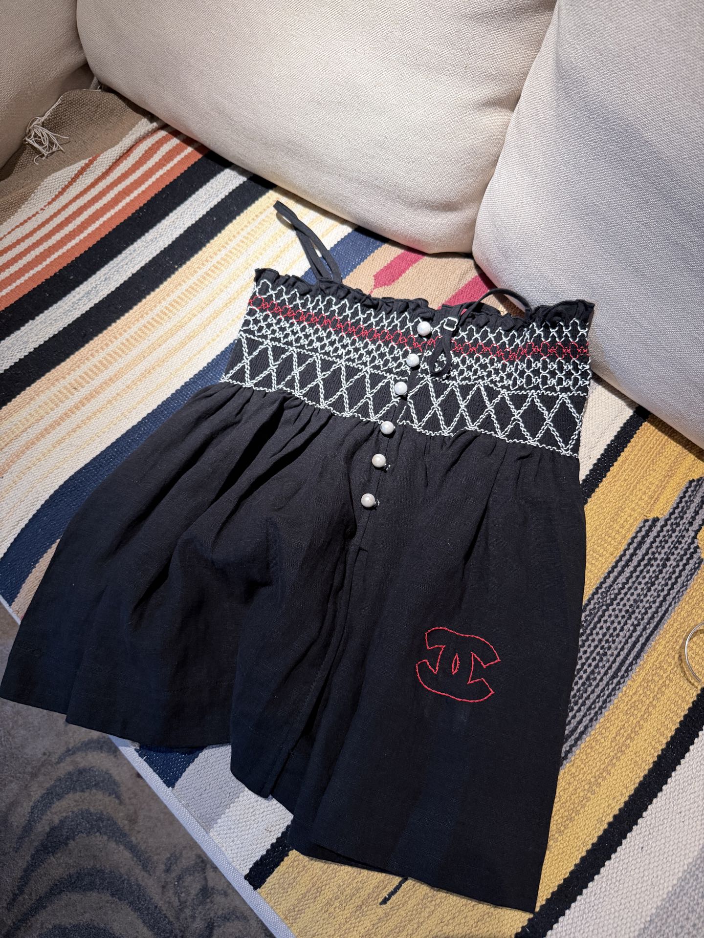 NO:860304,Cha* Embroidered Sling This black sling is made of light cotton fabric and is super breathable, super comfortable to wear in summer!  The geometric embroidery on the chest + pearl buttons are full of details, and the red double C embroidery on the skirt is very recognizable. The strap design is refreshing and neat, which can be easily used on vacation, daily life, and parties. It is elegant and casual and looks great with sandals or high heels ~ SML., Chanel-clothing, chanel, sandals, high heels, skirts,19860909Cha*刺绣吊带 这款黑色吊带,轻薄棉质面料超透气,夏天穿超舒服！胸前几何刺绣+珍珠纽扣,细节满分,裙摆红色双C刺绣超有辨识度.吊带设计清爽利落,度假、日常、聚会都能轻松驾驭,优雅又休闲,随手搭配凉鞋或高跟鞋都很出彩～ SML.,香奈儿-服装,chanel,sandals,high heels,skirts,,Women's clothing