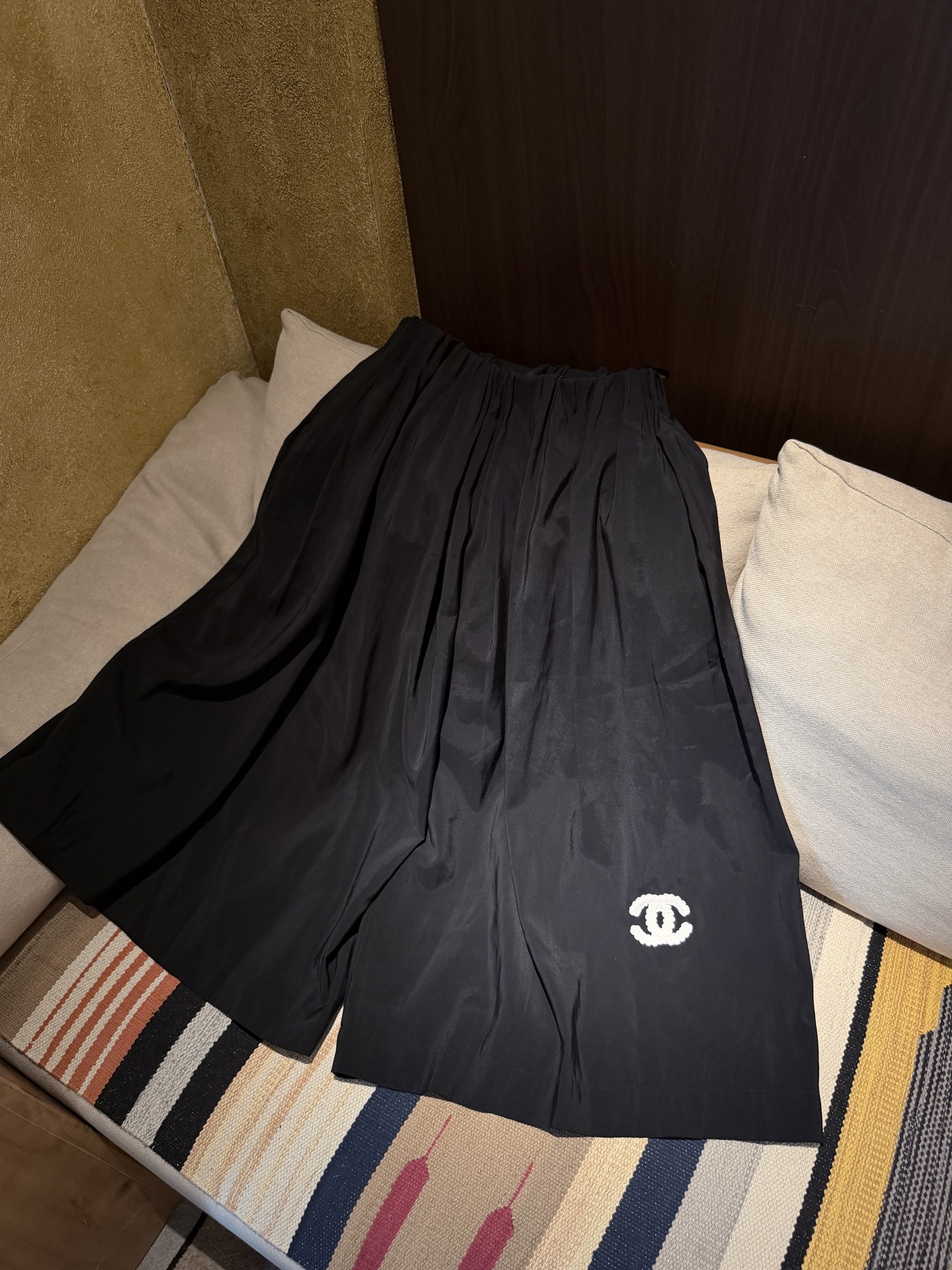 NO:860225,Cha* black loose skirt-style cropped pants and black loose shorts, light and breathable fabric, super comfortable to wear in spring and summer!  The elastic waist design is suitable for all kinds of body shapes and makes it comfortable to wear without being restrictive. The trouser legs have classic double C embroidery, which is low-key and recognizable, and can be easily worn for daily leisure or vacation. The loose fit goes well with T-shirts and shirts. It is comfortable and fashionable. It is a must-have and versatile item in the wardrobe!  SML.,Chanel-clothing,chanel,skirts,shorts,shirts,tees,t-shirt,19860909Cha*黑色宽松裙式八分裤 黑色宽松短裤,轻薄透气面料,春夏穿超舒服！松紧腰设计,适合各种身材,穿着自在不勒人.裤腿有经典双C刺绣,低调又有辨识度,日常休闲或度假都能轻松驾驭.宽松版型,搭配T恤、衬衫都很OK,舒适又时髦,是衣橱必备百搭单品！ SML.,香奈儿-服装,chanel,skirts,shorts,shirts,tees，t-shirt,,Women's clothing