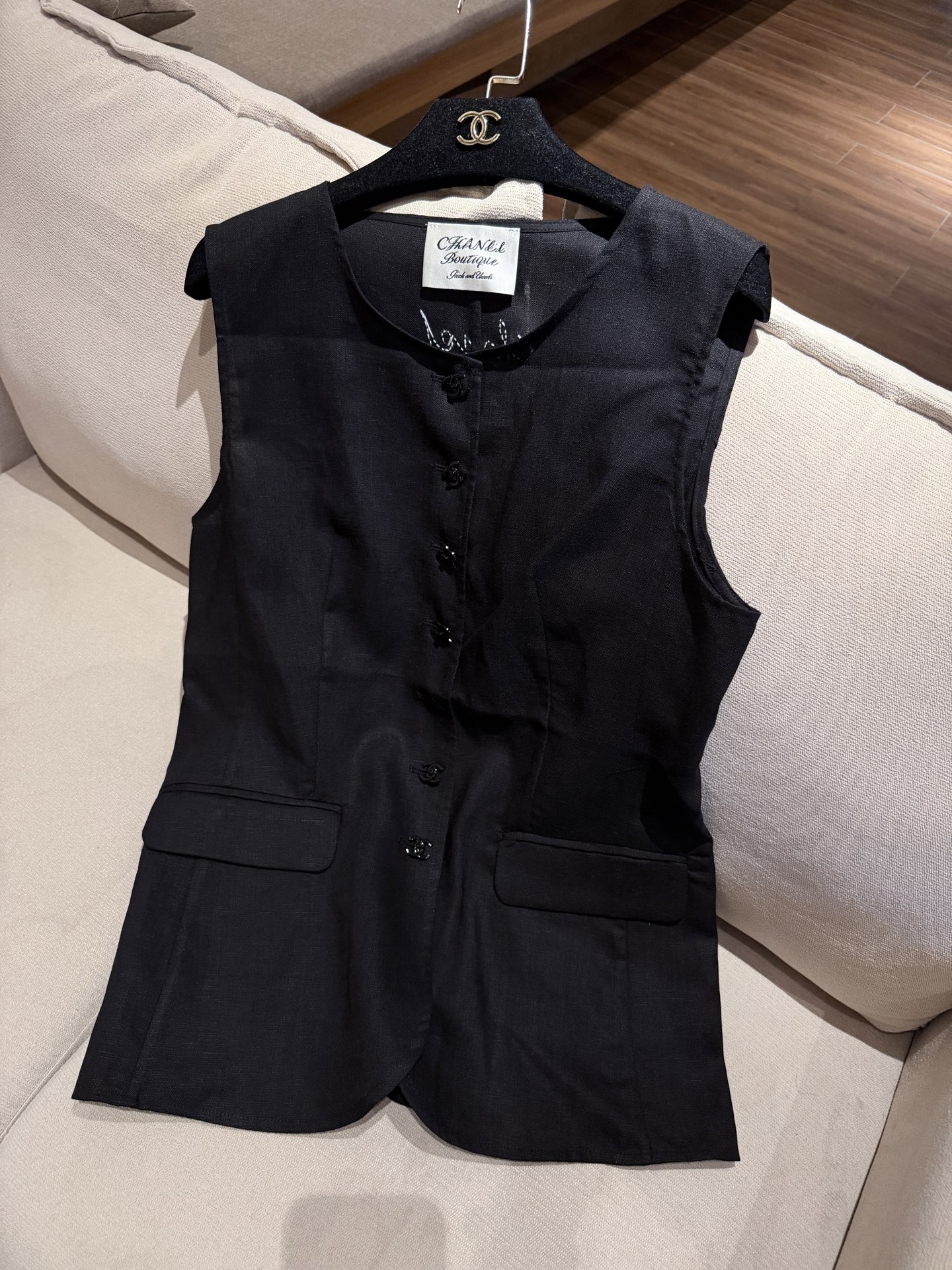 NO:860292,Cha* Black Sleeveless Vest This black sleeveless vest has a classic round neck + single-breasted design, simple and elegant, the fabric is crisp and stylish, and the texture is perfect. There are two symmetrical pockets on the front, which are practical and enhance the sense of hierarchy. The tailoring is neat and the waist design is super flattering. It can easily create a smart and elegant workplace style. It can also be layered to give a retro and high-end feel. It is a must-have and versatile item in the wardrobe!  SML.P,Chanel-clothing,chanel,19860909Cha* 黑色无袖马甲 这款黑色无袖马甲,经典圆领+单排扣设计,简约大气,面料挺括有型,质感满分.正面有两个对称口袋,实用又提升层次感.剪裁利落,收腰设计超显身材,轻松打造干练优雅职场风,也能叠穿出复古高级感,是衣橱必备百搭单品！ SML.P,香奈儿-服装,chanel,,Women's clothing