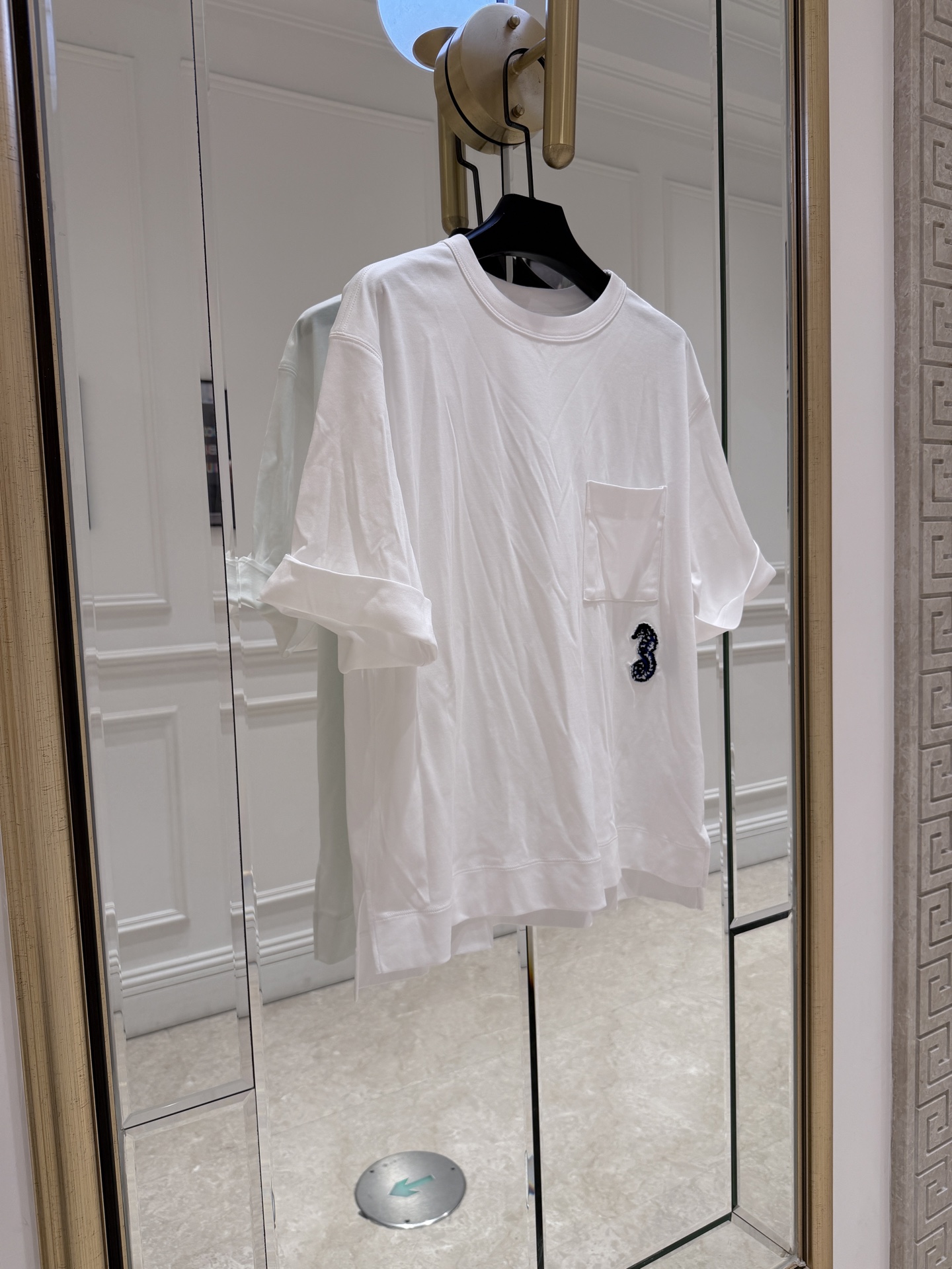 NO:927958,Cha* Coco Beach seahorse white T-shirt Cha Coco Beach series seahorse white T-shirt, made of pure cotton, soft and breathable, super comfortable to wear in summer!  The main color is white + the small pocket on the chest, and the dark blue seahorse embroidery has a super ocean feel. The silhouette is loose and the same style for men and women. It is very lazy and casual with jeans or skirts~ It can be easily used in daily life and vacation. It is one of the representative items of the Coco Beach series. SML., Chanel-clothing, chanel, skirts, jeans, tees, t-shirt,19860909Cha* Coco Beach海马白T恤 Cha Coco Beach系列海马白T恤,纯棉材质,柔软透气,夏天穿超舒服！白色主调+胸前小口袋,深蓝海马刺绣超有海洋感.廓形宽松,男女同款,随便搭牛仔裤or半裙都很慵懒休闲～日常、度假都能轻松驾驭,是Coco Beach系列的代表单品之一. SML.,香奈儿-服装,chanel,skirts,jeans,tees，t-shirt,,Women's clothing