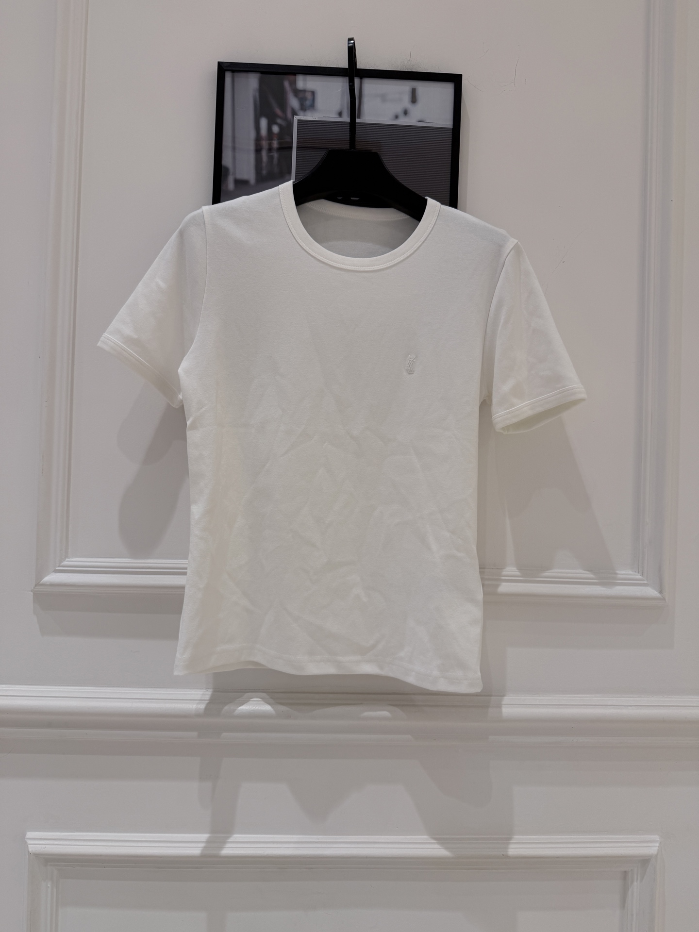 NO:897509,ysl embroidered white round neck short-sleeved T-shirt This white round neck short-sleeved T-shirt is made of pure cotton fabric, which is soft and skin-friendly, has excellent breathability, and is super comfortable to wear in summer!  The right-shoulder design + loose fit flatters the body shape and is comfortable, and the small embroidery on the chest is very detailed. It is versatile and can be worn alone or layered. It can be easily used for commuting, leisure, and at home. It is a basic wardrobe essential!  SML.,Saint Laurent-clothing,saint laurent,saint laurent,T-shirt,tees,t-shirt,19860909ysl刺绣白色圆领短袖T恤 这款白色圆领短袖T恤采用纯棉面料,柔软亲肤,透气性超棒,夏天穿超舒服！正肩设计+宽松版型,修饰身形又自在,胸前小刺绣超有细节感.百搭属性,单穿or内搭都OK,通勤、休闲、居家都能轻松驾驭,是衣橱必备基础款！ SML.,圣罗兰-服装,saint laurent,saint laurent,T-shirt,tees，t-shirt,,Women's clothing