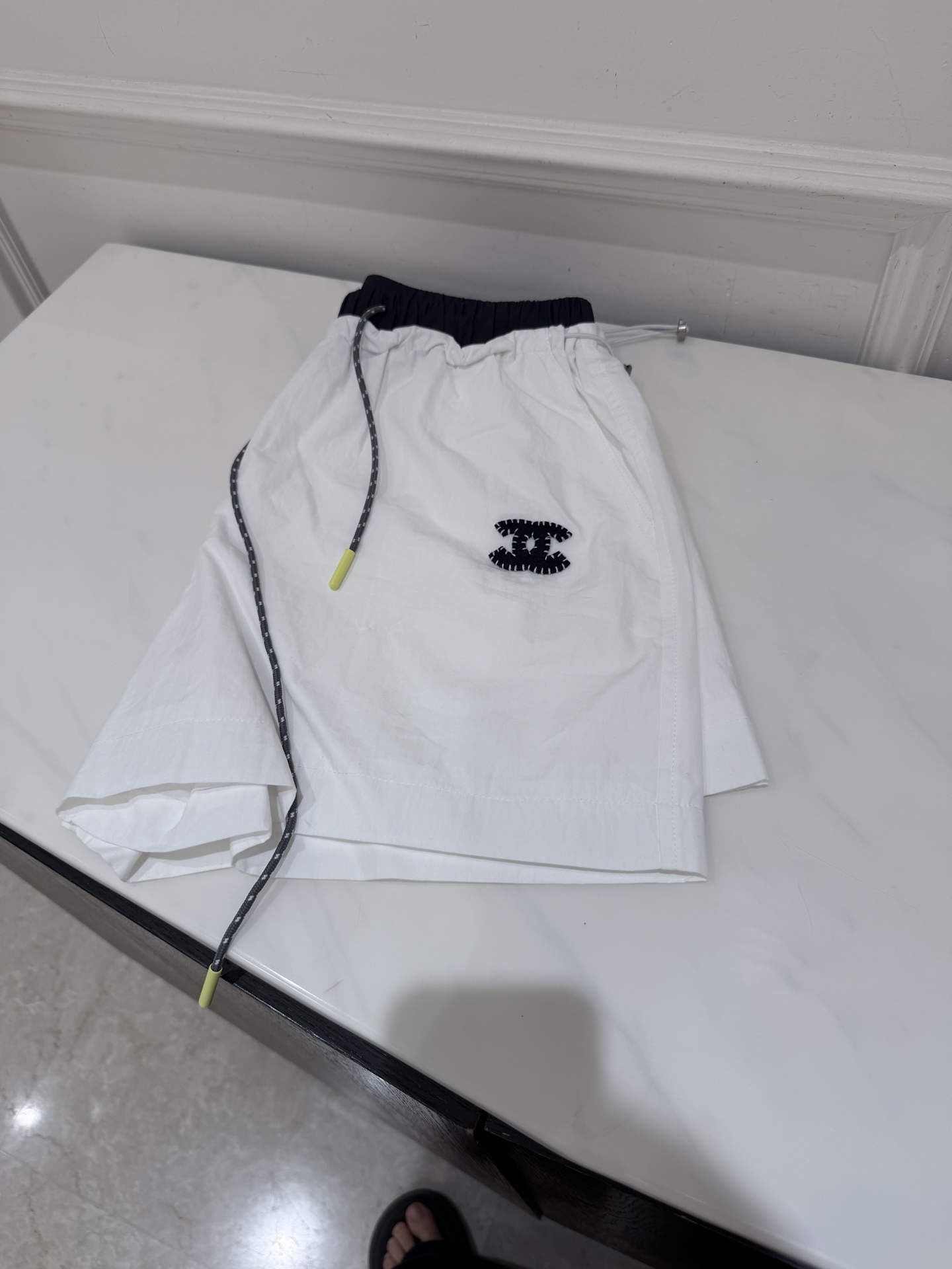 NO:892668,Cha* embroidered sports shorts, fragrant sports shorts, classic double C embroidered logo, high brand recognition!  Light and breathable fabric, available in dark blue, white, and khaki colors. The drawstring design is easy to adjust. It is suitable for daily leisure or sports. The embroidery workmanship is exquisite and the details are perfect. It is comfortable and fashionable. It can be easily paired with sports shoes or casual shoes, and it has a simple and high-end feel!  SML.,Chanel-clothing,chanel,sneakers,shorts,19860909Cha*刺绣运动短裤 香运动短裤,经典双C刺绣Logo,品牌辨识度超高！轻薄透气面料,深蓝、白、卡其三色可选,抽绳设计方便调节,日常休闲或运动都很适合～刺绣工艺精致,细节满分,舒适又时髦,轻松搭配运动鞋或休闲鞋,简约高级感轻松拿捏！ SML.,香奈儿-服装,chanel,sneakers,shorts,,Women's clothing