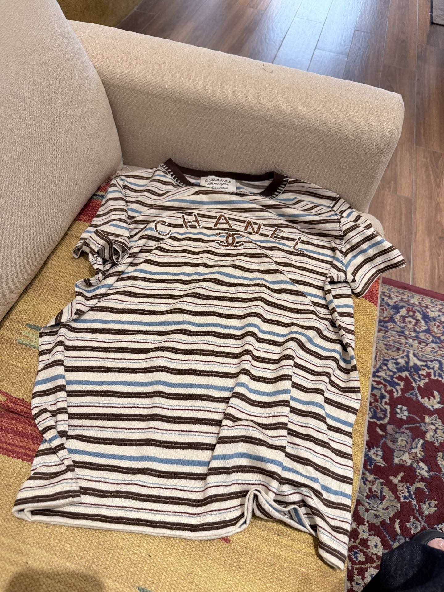 NO:892673,Cha* striped short-sleeved T-shirt, blue, brown and white contrasting design, retro and casual, super recognizable logo embroidery on the front. Cotton fabric is skin-friendly and breathable, very comfortable to wear in summer. Round neck + contrasting knitted edge, perfect details, straight shoulder tailoring makes it slim and versatile, can be easily used for daily commuting and leisure, and looks great with jeans or skirts! SML., Chanel-clothing, chanel, skirts, jeans, T-shirt, tees, t-shirt,19860909Cha*条纹短袖T恤 蓝棕白撞色设计,复古又休闲,正面Logo刺绣超有辨识度.棉质面料亲肤透气,夏天穿很舒服.圆领+撞色针织边,细节满分,正肩剪裁显瘦又百搭,日常通勤,休闲都能轻松驾驭,搭牛仔裤或半裙都很出彩! SML.,香奈儿-服装,chanel,skirts,jeans,T-shirt,tees，t-shirt,,Women's clothing