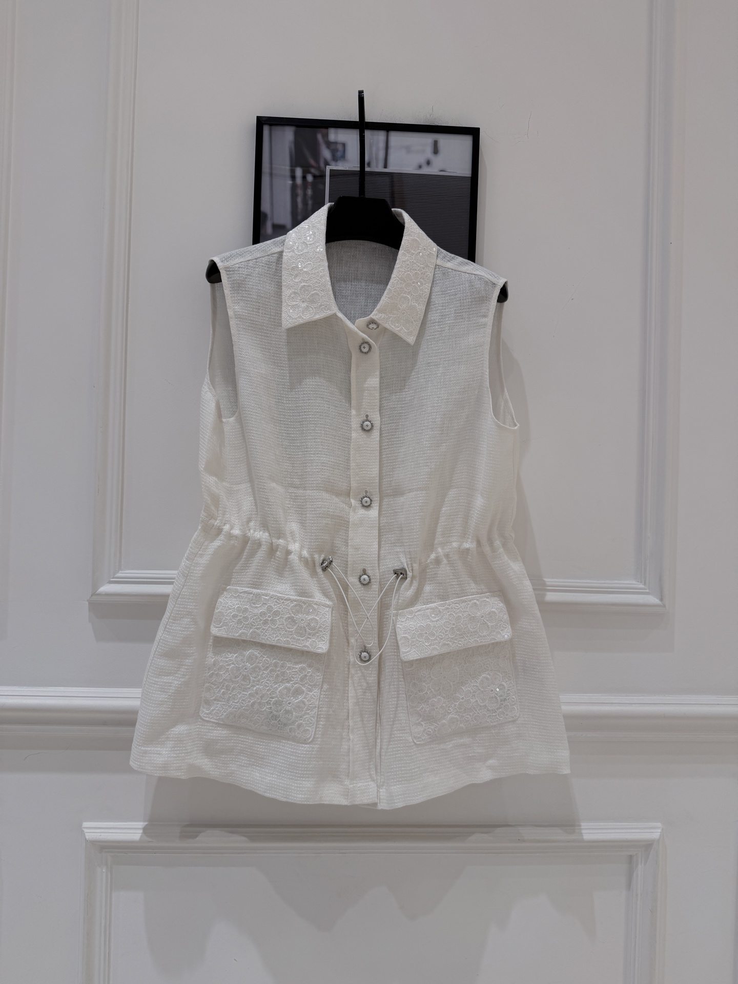 NO:892688,The white work vest adopts diamond-shaped plaid texture + fine sequins, perfect texture!  The sleeveless design of the lapels and the waist drawstring are slim and practical. The placket has custom-made diamond buttons with eye-catching details. The large front pocket is both decorative and functional. The overall look is elegant and romantic, and can be easily used in commuting, casual and formal occasions. Pair it with wide-leg pants or skirts to enhance your temperament!  SML.,Chanel-clothing,chanel,skirts,19860909白色工装马甲 采用菱形格纹肌理+亮片细闪,质感满分！翻领无袖设计,腰部抽绳收腰,显身材又实用.门襟定制钻扣,细节超吸睛,正面大口袋兼具装饰与功能性.整体优雅浪漫,通勤、休闲、正式场合都能轻松驾驭,搭配阔腿裤或裙装,气质直接拉满！ SML.,香奈儿-服装,chanel,skirts,,Women's clothing