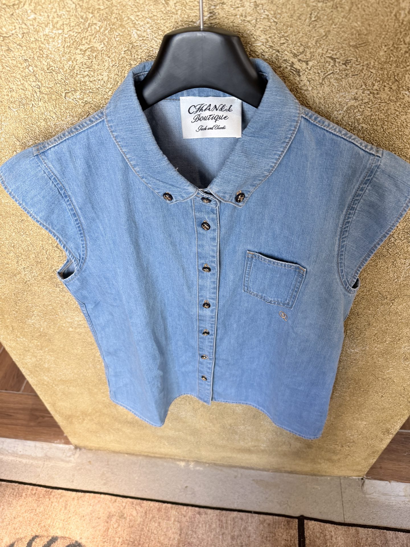 NO:892683,Cha* sleeveless denim shirt vest is made of light blue washed denim fabric, soft and breathable, super comfortable to wear in summer! The small flying sleeves are designed to cover the arms, making you look slim and cool, Chanel - clothing, chanel, shirts,19860909Cha*无袖牛仔衬衫马甲 采用浅蓝水洗牛仔面料,柔软透气,夏天穿超舒服!小飞袖设计遮手臂,显瘦又凉快,香奈儿-服装,chanel,shirts,,Women's clothing
