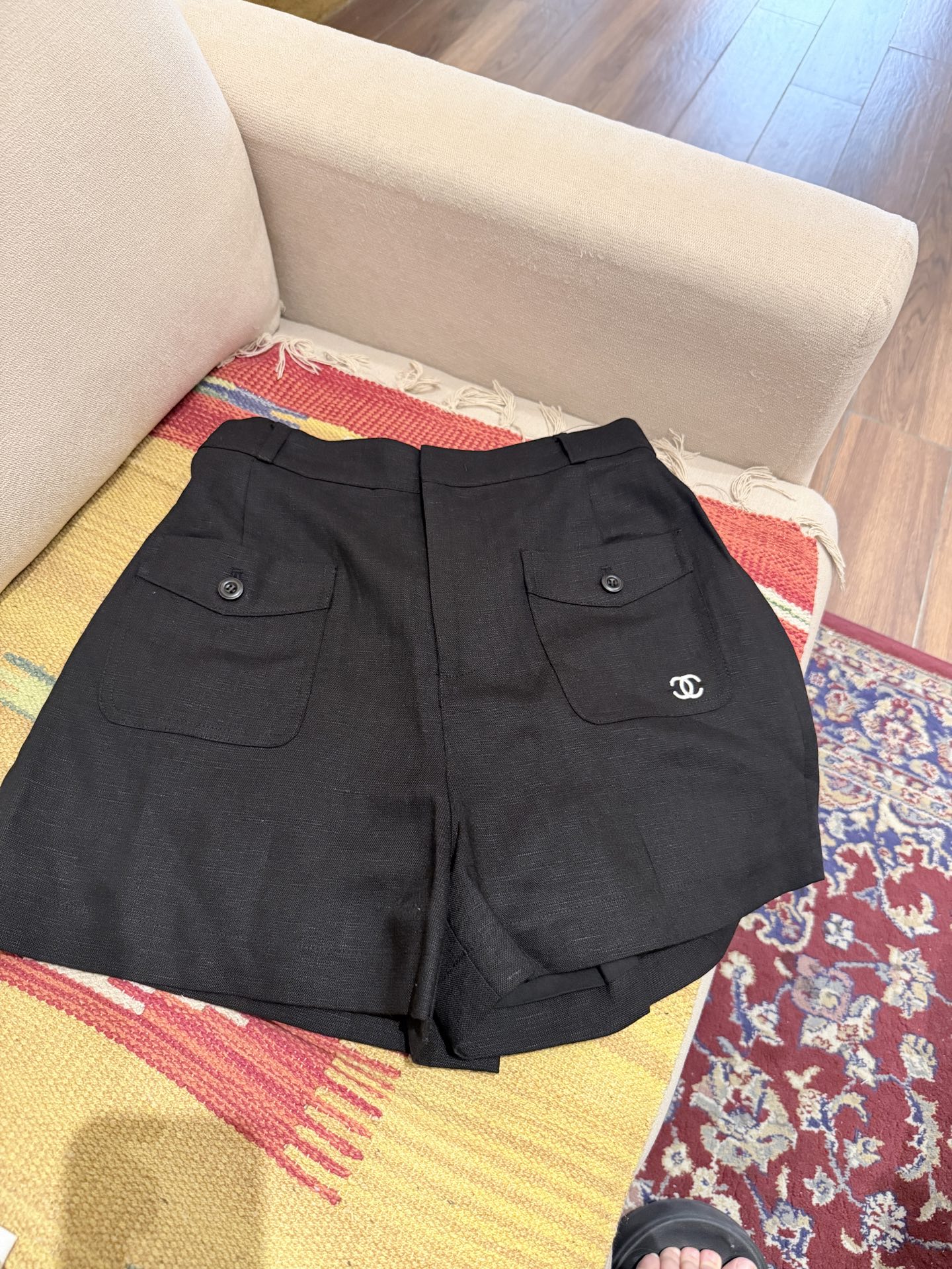 NO:865450,Cha* linen work style shorts Work style shorts, available in black and white, with classic double C logo embellishment, highly recognizable. High quality linen fabric, soft and breathable, super comfortable to wear in summer!  The high-waisted straight design makes the legs longer and flatters the body shape. It is casual and fashionable, and can be easily worn for daily outings and vacations ~ Pair it with a T-shirt or shirt, it is simple and textured, and you can easily get a high-end look!  SML.,Chanel-clothing,chanel,shorts,shirts,tees,t-shirt,19860909Cha*麻料工装风短裤 工装风短裤,黑白两色可选,经典双C Logo点缀,辨识度超高.高品质麻料面料,柔软透气,夏天穿超舒服！高腰直筒设计,显腿长又修饰身形,休闲又时髦,日常出街、度假都能轻松驾驭～搭配T恤或衬衫,简约又有质感,轻松get高级感穿搭！ SML.,香奈儿-服装,chanel,shorts,shirts,tees，t-shirt,,Women's clothing