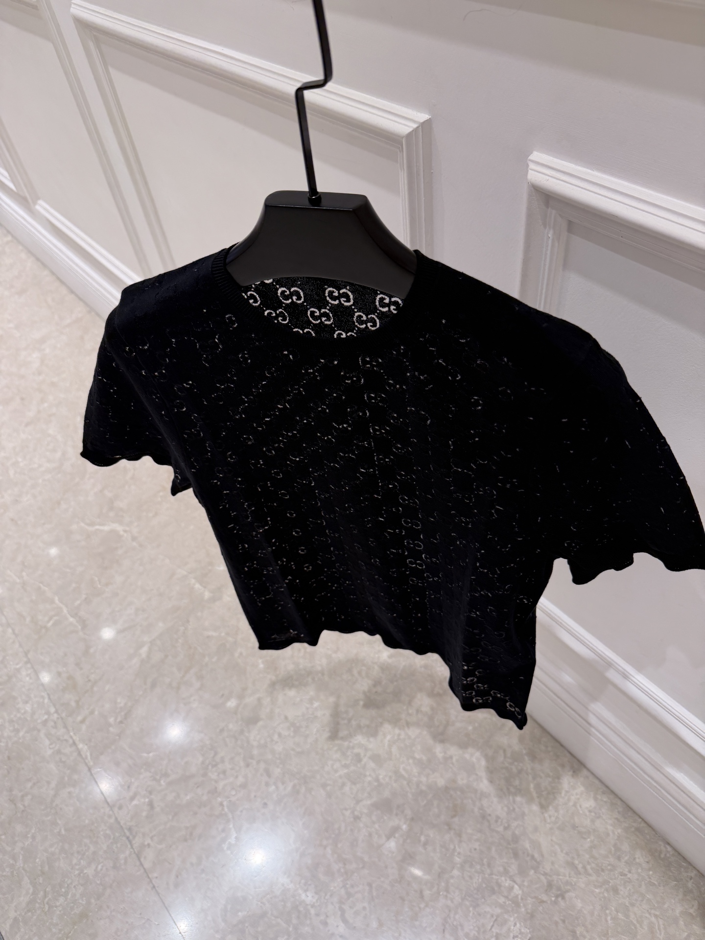 NO:873226,Gu* GG jacquard wood ear short sleeves Gu GG jacquard wood ear short sleeves, off-white knitted fabric, all-over double G texture, low-key and high-end. Micro-transparent design, refreshing and breathable, super comfortable to wear in spring and summer!  The fungus-edged cuffs and hem soften the lines, giving you a perfect French gentleness. The loose fit is not flattering on your figure, and can be easily used for commuting, daily life, and dating. Pair it with jeans or a skirt, and you can easily get a sophisticated and fashionable OOTD!  SML.,Chanel-clothing,chanel,skirts,jeans,T-shirt,19860909Gu* GG提花木耳边短袖 Gu GG提花木耳边短袖,米白色针织面料,满幅双G织纹,低调又高级.微透设计,清爽透气,春夏穿超舒服！木耳边袖口和下摆,柔化线条,法式温柔气质满分.宽松版型不挑身材,通勤、日常、约会都能轻松驾驭.搭配牛仔裤或半裙,轻松get精致时髦OOTD！ SML.,香奈儿-服装,chanel,skirts,jeans,T-shirt,,Women's clothing