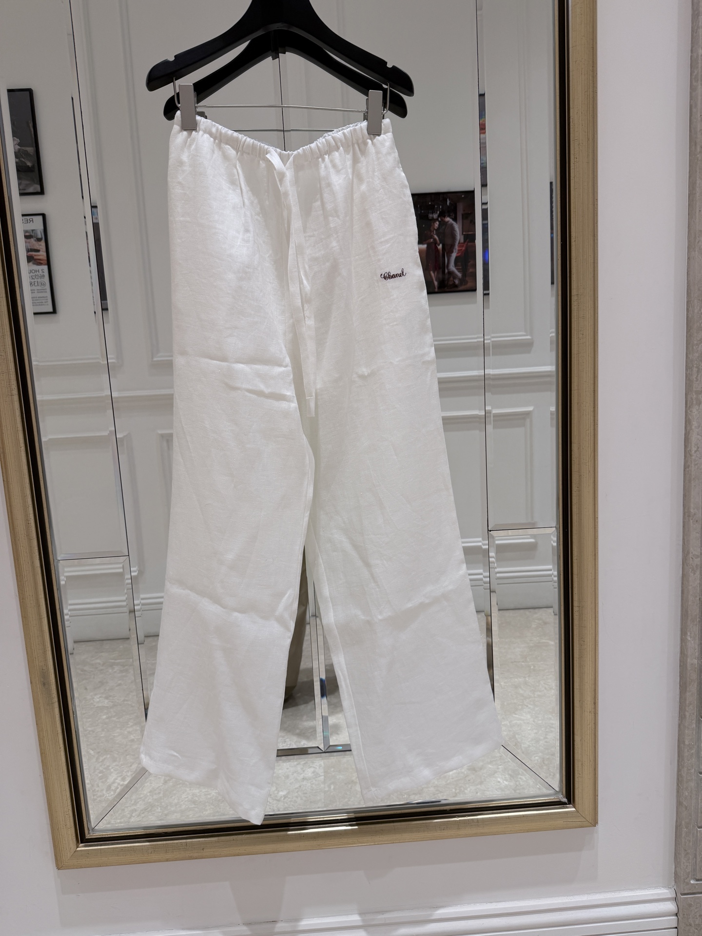NO:889204,Cha* white linen straight pants are made of light and breathable linen material, super comfortable to wear in spring and summer! The loose straight + drawstring design is casual and practical, suitable for daily leisure or vacation. The pants are simple, with small embroidery on the left leg, and the details are perfect. The linen has good drape and strong breathability, so it can stay refreshing in hot weather. The white color is versatile, you can wear it with a T-shirt, shirt or sweater, you can easily get a lazy style or a simple style, a wardrobe must-have!  SML.,Chanel-clothing,chanel,shirts,tees,t-shirt,19860909Cha*白色亚麻直筒裤 采用轻盈透气的亚麻材质,春夏穿超舒服!宽松直筒+抽绳设计,随性又实用,日常休闲或度假都很适合.裤身简约,左腿有小刺绣,细节满分.亚麻垂感好,透气性强,炎热天气也能保持清爽.白色百搭,随手搭T恤,衬衫或针织衫,轻松get慵懒风 or简约风穿搭,衣橱必备! SML.,香奈儿-服装,chanel,shirts,tees，t-shirt,,Women's clothing