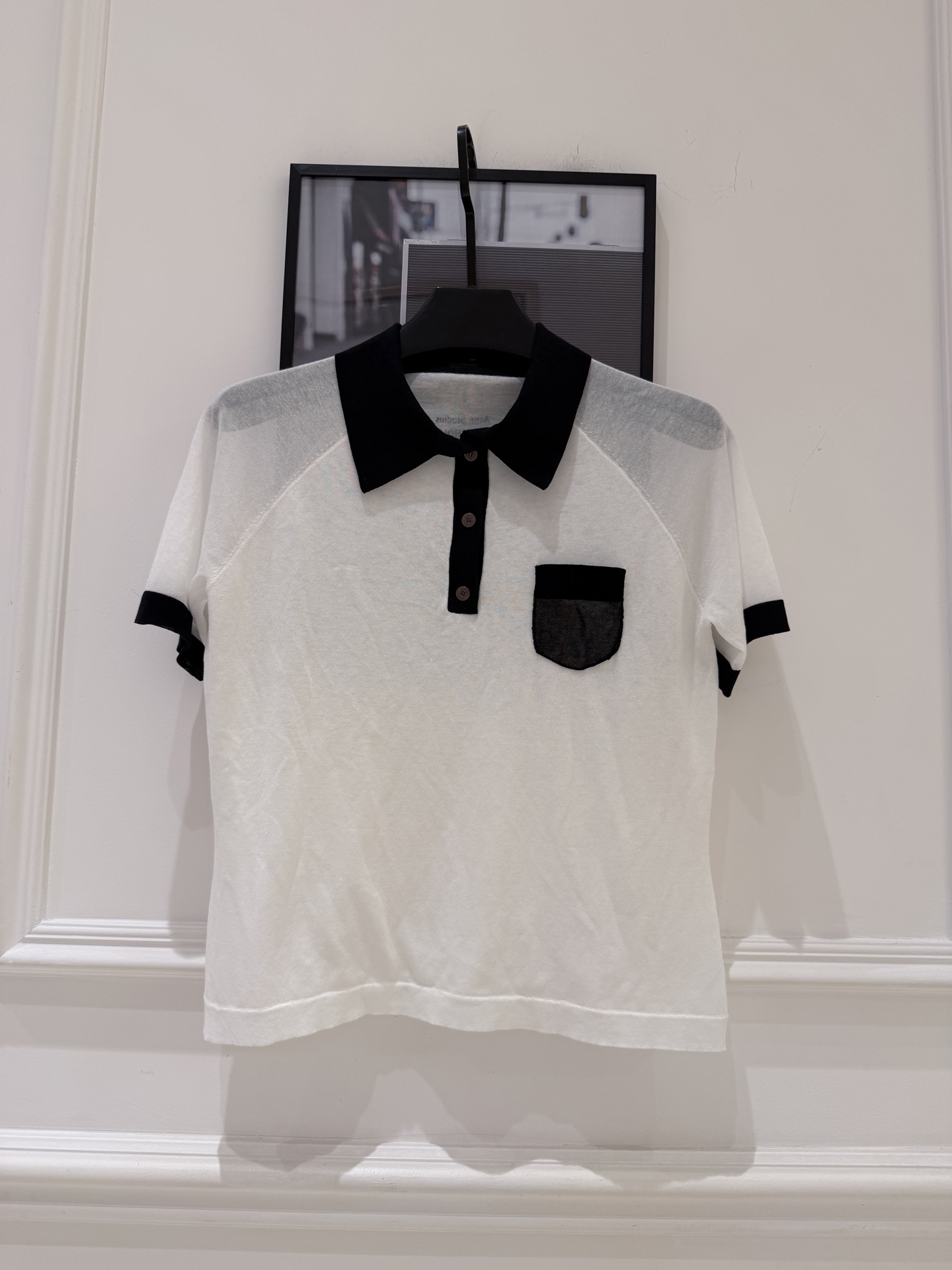 NO:889216,Acne Studios contrasting color knitted Polo shirt This Acne Studios contrasting color knitted Polo shirt has a super classic black and white color scheme, black lapel + cuff splicing, small chest pocket design, full of layering. Lightweight knitted fabric, super breathable for summer wear, short cut to show the waistline, paired with high-waisted pants/skirts to show your leg length!  College style + retro feel, can be easily used for daily outings, dates, and commuting. It is a versatile and fashionable item ~ SML., women's clothing,acne studios, dior, skirts,19860909Acne Studios撞色针织Polo衫 这款Acne Studios撞色针织Polo衫,黑白配色超经典,黑色翻领+袖口拼接,胸前小口袋设计,层次感满满.轻薄针织面料,夏天穿超透气,短款剪裁显腰线,搭高腰裤/裙超显腿长！学院风+复古感,日常出街、约会、通勤都能轻松驾驭,是百搭不挑人的时髦单品～ SML.,女装,acne studios,dior,skirts,,Women's clothing