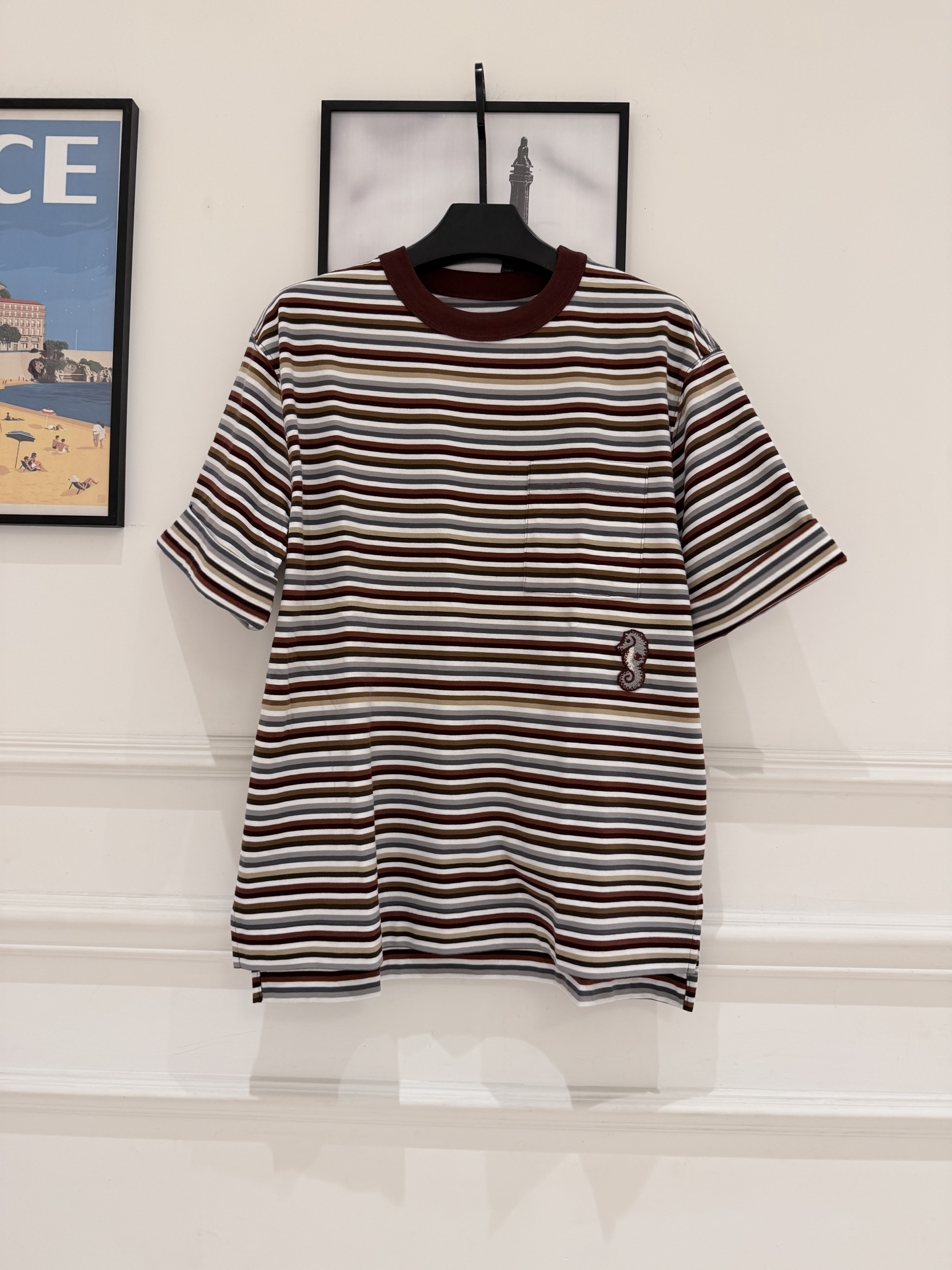 NO:873095,Cha*26Coco Beach striped T-shirt Striped T-shirt, made of pure cotton, soft and breathable, super comfortable to wear in summer! Multi-color stripes + dark red round neck, retro and casual, loose version slimming but not flattering. Small side pockets + seahorse embroidery, full of details, full of fun. Paired with jeans or skirts, you can easily get a lazy and fashionable feel, suitable for daily vacations! SML., Chanel-clothing, chanel, skirts, jeans, tees, t-shirt,19860909Cha*26Coco Beach条纹T恤 条纹T恤,采用纯棉,柔软透气,夏天穿超舒服!多色条纹+深红圆领,复古又休闲,宽松版型显瘦不挑身材.侧边小口袋+海马刺绣,细节满分,趣味十足.搭配牛仔裤或半裙,轻松get慵懒时髦感,度假日常都很适合! SML.,香奈儿-服装,chanel,skirts,jeans,tees，t-shirt,,Women's clothing