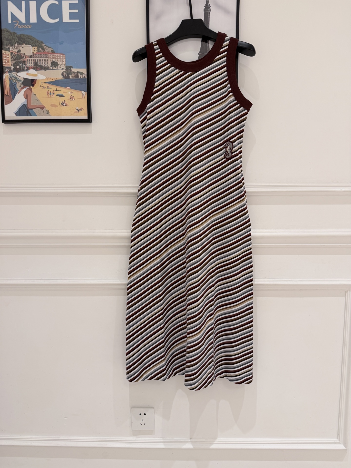 NO:873086,Cha*26M Coco Beach series striped dress, sleeveless vest design, light and breathable, super comfortable to wear in summer! Diagonal stripes + dark red edges, French elegance and casual, the small logo on the chest is very recognizable. The skirt length is moderate, can be worn for commuting and vacation, the stripes make you slimming, and the drapey fabric modifies the body shape, easily creating a lazy and casual atmosphere ~ SML., Chanel-clothing, chanel, skirts,19860909Cha*26M Coco Beach系列条纹连衣裙,无袖背心设计,轻盈透气,夏天穿超舒服!斜条纹+深红边,法式优雅又休闲,胸前小Logo超有辨识度.裙长适中,通勤,度假都能穿,条纹显瘦,垂感面料修饰身形,轻松打造慵懒随性氛围感~ SML.,香奈儿-服装,chanel,skirts,,Women's clothing