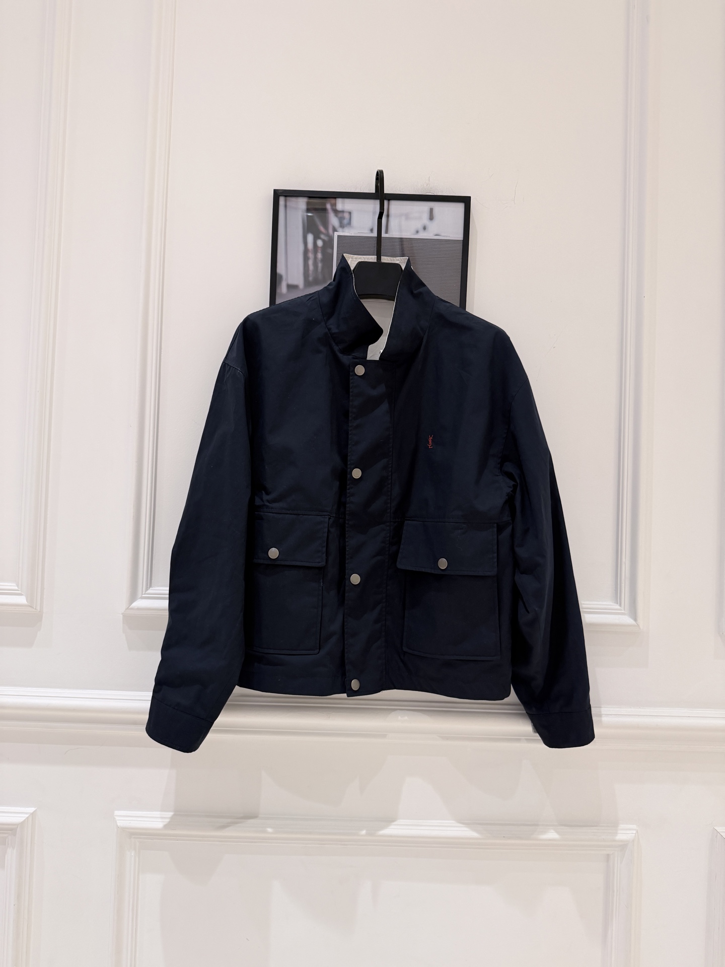 NO:897490,YSL reversible jacket, you can switch between milk white and navy blue at will. The retro brushed material is super soft and super comfortable to wear in autumn and winter! The embroidered logo on the lapel is super recognizable SML., saint laurent-clothing, saint laurent, saint laurent, jackets & coats,19860909YSL双面穿夹克,奶白&藏蓝两面随心切换,复古磨毛材质超柔软,秋冬穿超舒服!翻领刺绣Logo超有辨识 SML.,圣罗兰-服装,saint laurent,saint laurent,jackets & coats,,Women's clothing