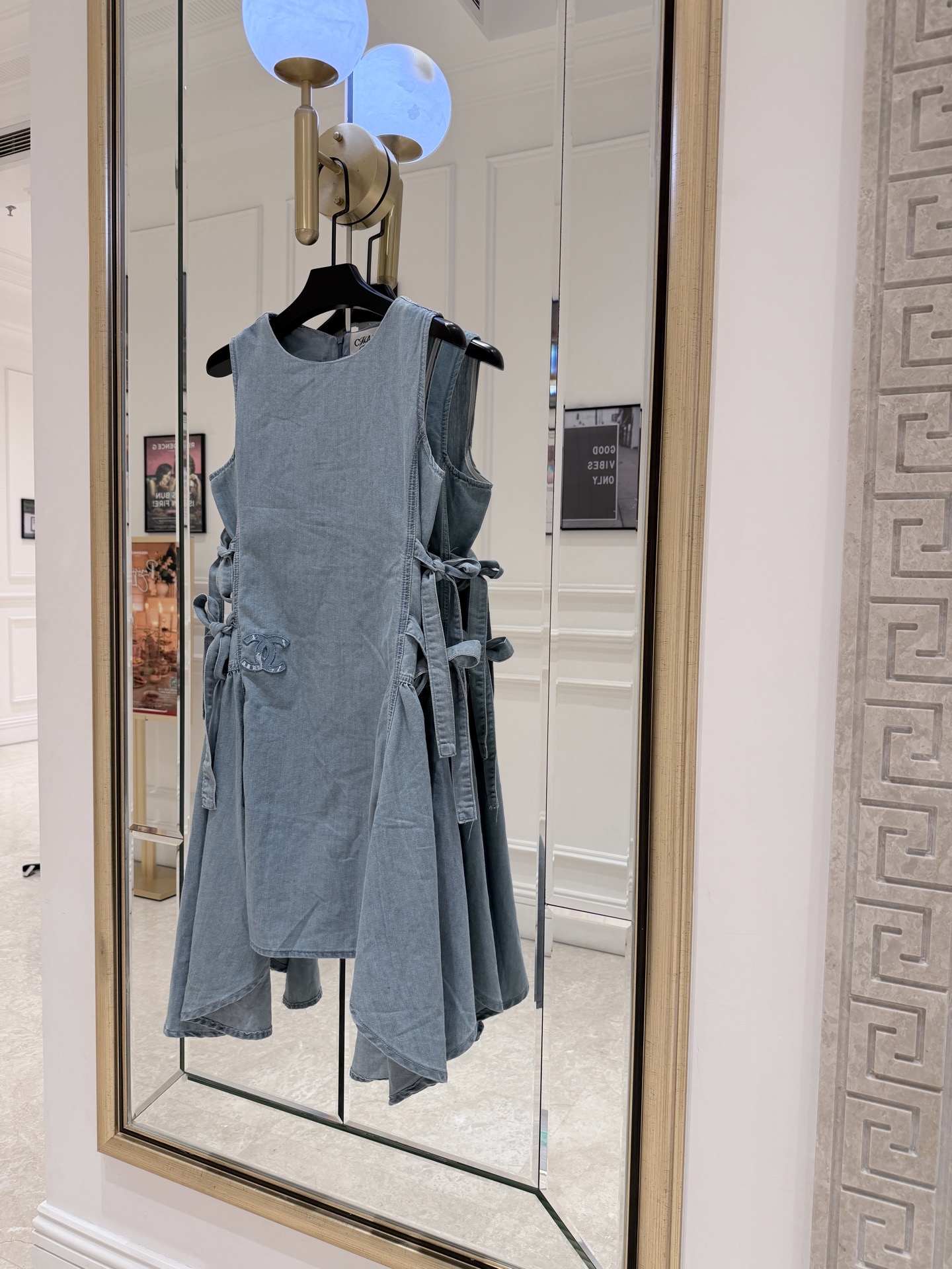 NO:886670,Cha* Denim Dress This sleeveless denim dress is made of light blue washed denim fabric, soft and stylish, with a loose H-shaped cut that is super slimming and very body-friendly!  Irregular hem + side laces, casual yet stylish, full of Korean street style. It can be easily used for daily commuting and shopping. Paired with short boots or bags, it is fashionable and relaxed, and can be easily worn with a high-end feel!  SML.,Chanel-clothing,chanel,boots,skirts,19860909Cha*牛仔连衣裙 这款无袖牛仔连衣裙,浅蓝水洗牛仔面料,柔软有型,宽松H型剪裁超显瘦,对身材超友好！不规则下摆+侧边系带,随性又有设计感,韩系街头风满满.日常通勤、逛街都能轻松驾驭,搭配短靴或包包,时髦又松弛,轻松穿出高级感！ SML.,香奈儿-服装,chanel,boots,skirts,,Women's clothing