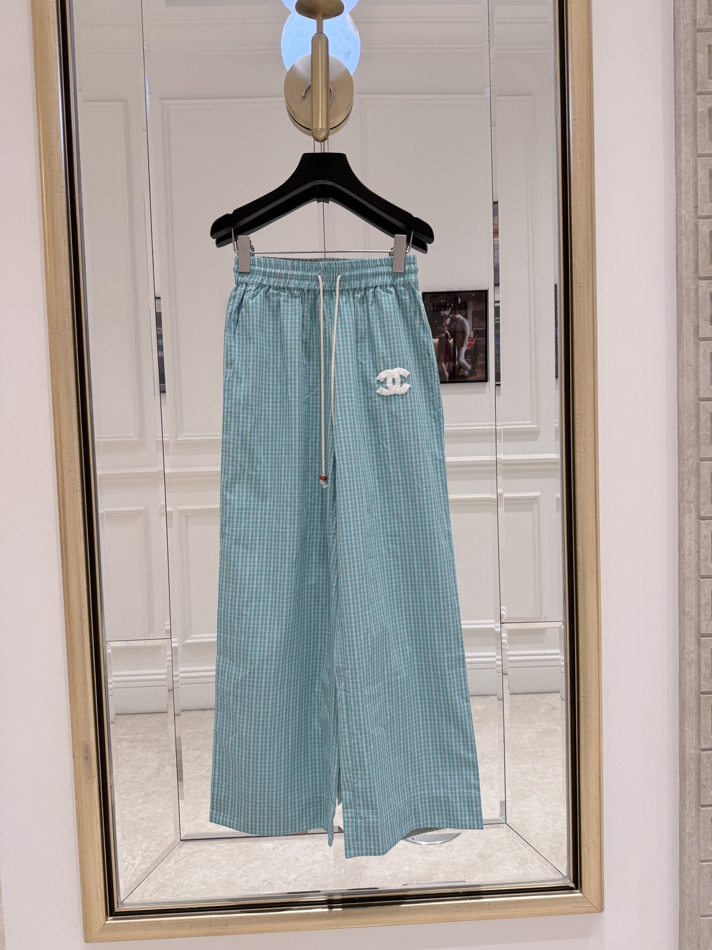 NO:886652,Cha* green plaid wide-leg pants, made of light and breathable fabric, super comfortable to wear in spring and summer! Loose straight design + elastic waist drawstring, adjustable, comfortable and practical. Classic double C embroidery on the left leg, full of brand sense, highly recognizable! It can be easily controlled for daily commuting and leisure, paired with a simple top or sneakers, fashionable and comfortable ~ SML., Chanel - clothing, chanel, sneakers,19860909Cha*绿色格纹阔腿裤,轻薄透气面料,春夏穿超舒服!宽松直筒设计+松紧腰抽绳,随心调节,舒 又实用.左腿经典双C刺绣,品牌感满满,辨识度超高!日常通勤,休闲都能轻松驾驭,搭配简约上衣或运动鞋,时髦又自在~ SML.,香奈儿-服装,chanel,sneakers,,Women's clothing