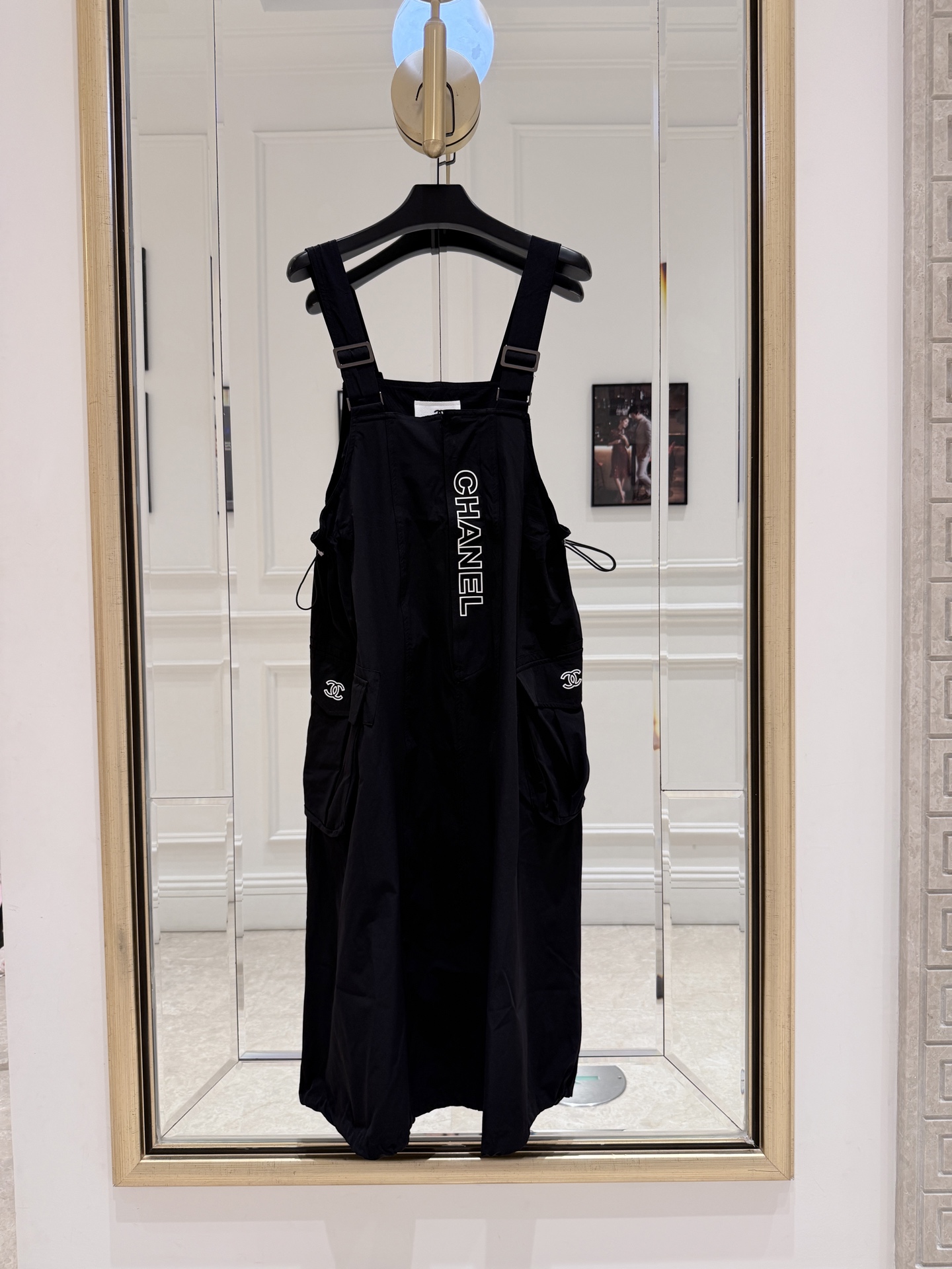 NO:889234,Cha* black work suspender skirt This black work suspender skirt is made of lightweight nylon fabric, simple and detailed. The 'CHANEL' letter + double C Logo embroidery on the chest has perfect brand recognition. The shoulder straps are adjustable and the waist drawstring design is comfortable and practical to wear. The large pockets on both sides are super suitable for daily travel or light outdoor use!  The overall style is casual and fashionable. Pair it with sneakers or short boots to easily get a trendy look. SML., Chanel-clothing, chanel, chanel, boots, sneakers, skirts,19860909Cha*黑色工装背带裙 这款黑色工装背带裙,采用轻便尼龙面料,简约又有细节感.胸前“CHANEL”字母+双C Logo刺绣,品牌辨识度满分.肩带可调节,腰部抽绳设计,穿着舒适又实用.两侧大口袋超能装,日常出行或轻户外都很适合！整体风格休闲时尚,搭配运动鞋或短靴,轻松get潮流造型 SML.,香奈儿-服装,chanel,chanel,boots,sneakers,skirts,,Women's clothing