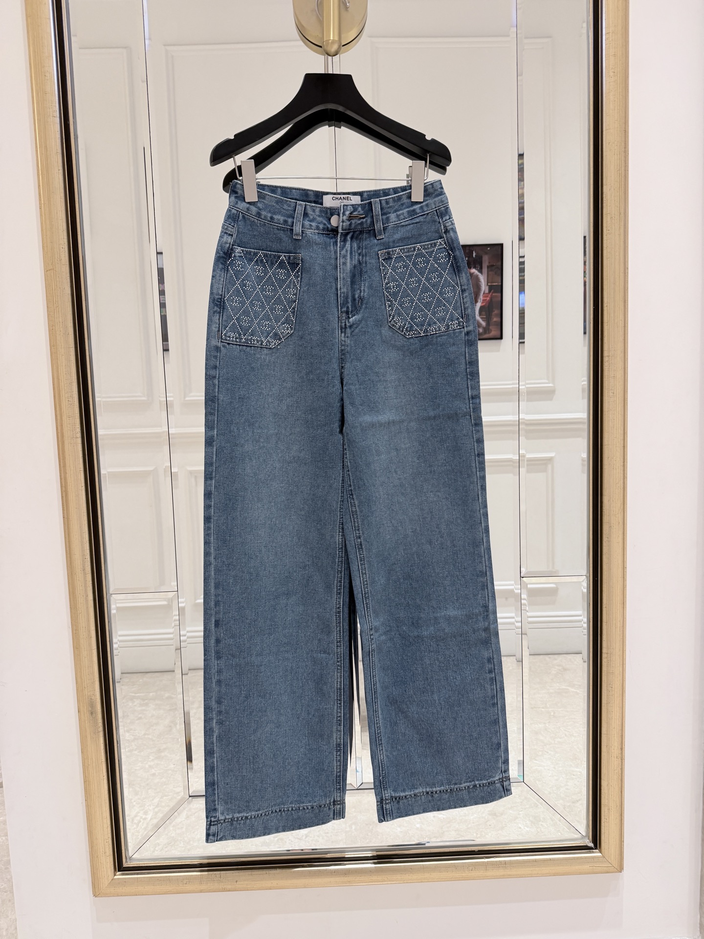 NO:892696,Cha* vintage washed high-waisted wide-leg jeans. These jeans are made of vintage washed blue fabric, soft and comfortable, with a loose straight fit that shows long legs and is friendly to pear-shaped figures!  The high-waisted design elongates the proportions, and the ankle-length trousers are long enough to expose the ankles. They look great when paired with short boots or white shoes. The permed pearls on the front pockets are super design and full of details. They can be easily used for daily commuting and leisure. It is a versatile and practical fashion item!  SML,Chanel-clothing,chanel,boots,jeans,19860909Cha*复古水洗高腰阔腿牛仔裤 这款牛仔裤采用复古水洗蓝色面料,柔软舒适,宽松直筒版型超显腿长,梨形身材友好！高腰设计拉长比例,九分裤长露脚踝,搭配短靴或小白鞋都很出彩.前口袋烫珍珠超有设计感,细节满分,日常通勤、休闲都能轻松驾驭,是百搭实用的时尚单品！ SML,香奈儿-服装,chanel,boots,jeans,,Women's clothing