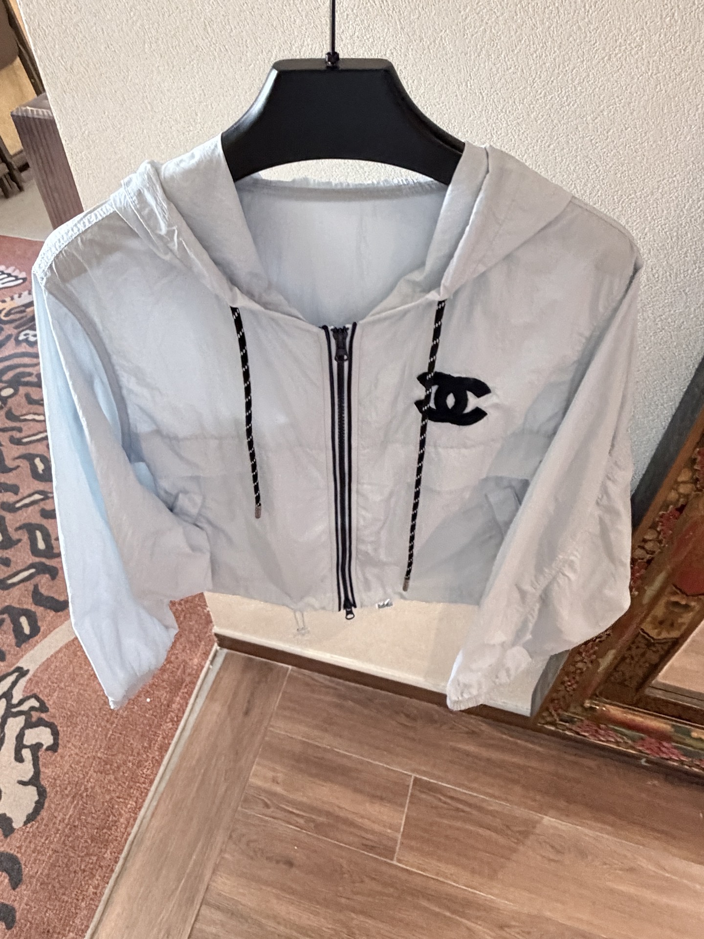 NO:889190,Cha* nylon jacket, light and breathable, super comfortable to wear in spring and summer! Hooded + black double C embroidery, full of brand sense. The drawstring and zipper design are practical and stylish, short version with high-waisted pants/skirts, casual or college style can be easily styled~Versatile for daily outings and commuting, fashionable and practical, easy to cope with many occasions! SML., Chanel - Clothing, chanel, skirts, jackets & coats, hats,19860909Cha*尼龙外套,轻薄透气,春夏穿超舒服!连帽+黑色双C刺绣,品牌感满满.抽绳和拉链设计实用又有型,短款版型搭高腰裤/裙,休闲or学院风都能轻松拿捏~日常出街、通勤都很百搭,时尚又实用,轻松应对多场合! SML.,香奈儿-服装,chanel,skirts,jackets & coats,hats,,Women's clothing