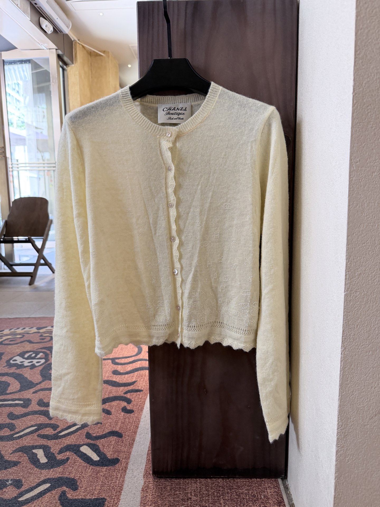 NO:889185,Cha* cream yellow knitted cardigan  Chanel cream yellow knitted cardigan, silk blended mohair, soft and skin-friendly, light and breathable, perfect for spring and autumn! Round neck + exquisite lace buttons, full of French romantic atmosphere. Double C logo embroidery on the body, advanced details, short design is elegant with skirts or high-waisted pants. Cream yellow is white and gentle, easy to control for commuting, dating, and daily life. It is a practical and fashionable versatile item, Chanel - Clothing, chanel, skirts, real silk,19860909Cha*奶黄色针织开衫 香奈儿奶黄色针织开衫,真丝混纺马海毛,柔软亲肤,轻盈透气,春秋季节超适合!圆领+精致花边纽扣,法式浪漫氛围感满满.衣身双C标志刺绣,细节高级,短款设计搭裙装或高腰裤都很优雅.奶黄色显白又温柔,通勤、约会、日常都能轻松驾驭,是实用又时髦的百搭单品,香奈儿-服装,chanel,skirts,real silk,,Women's clothing