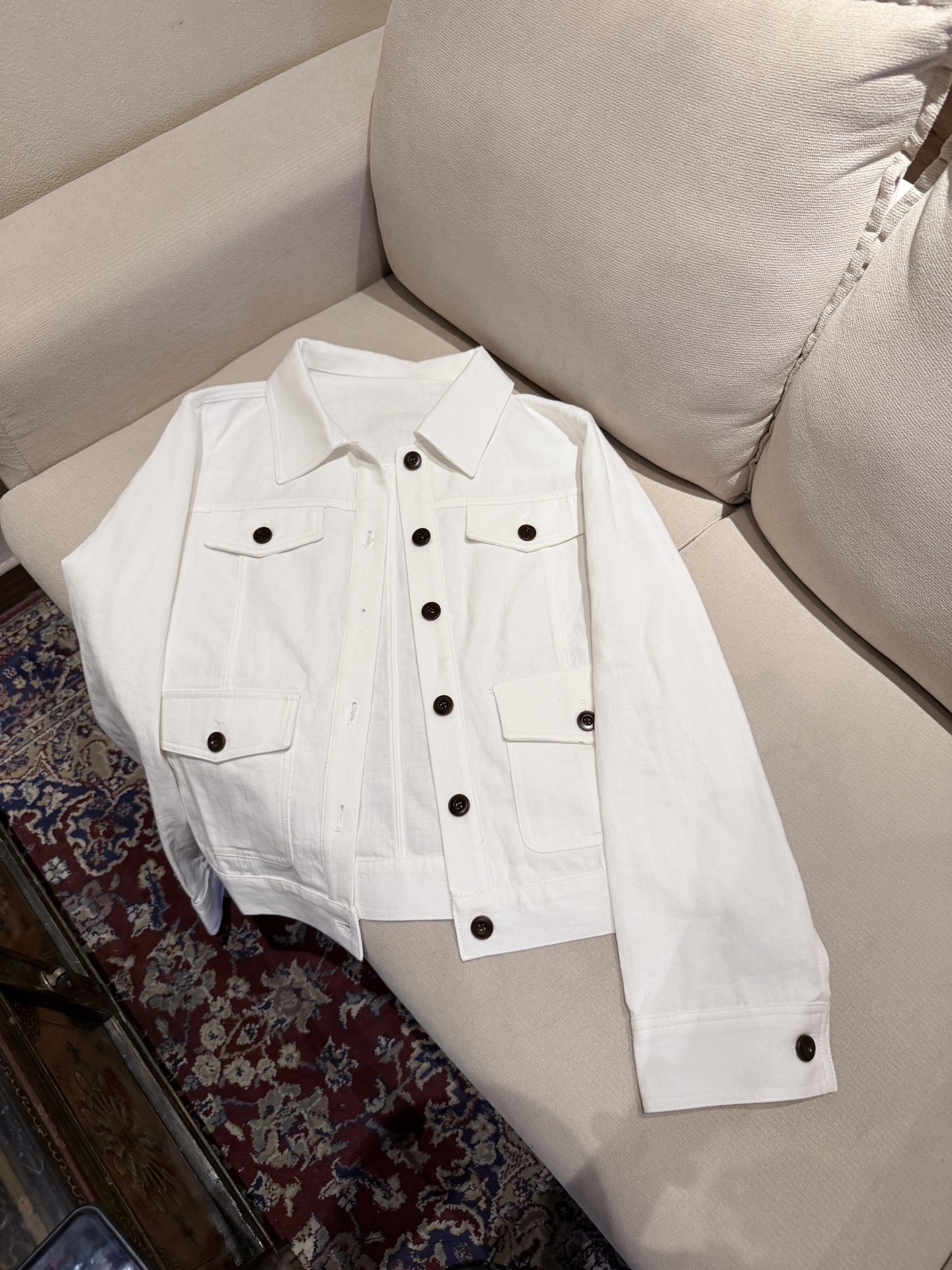 NO:889380,Designed white lapel short denim jacket and white straight jeans. This set of white short jacket and straight jeans is simple and practical!  The jacket is short with black buttons and has a full sense of layering. It goes well with T-shirts or shirts. The jeans are high-waisted and straight-cut. They have a good drape and make your legs look longer. They are friendly to pear-shaped figures. They are also very breathable and not leaky for summer wear. They can be worn for commuting or leisure, and you can easily get old money style or minimalist style!  Tops. Pants. 330, women's clothing, jeans, jackets & coats, jackets & coats, shirts, tees, t-shirt,19860909设计感白色翻领短款牛仔外套白色直筒牛仔裤 这套白色短款夹克直筒牛仔裤,简约又实用！夹克短款+黑色纽扣,层次感满满,随便搭T恤或衬衫都很OK,牛仔裤高腰直筒设计,垂感好,显腿长,梨形身材友好,夏天穿也很透气不透肉.通勤休闲都能穿,轻松get老钱风or极简风！ 上衣. 长裤.330,女装,jeans,jackets & coats,jackets & coats,shirts,tees，t-shirt,,Women's clothing