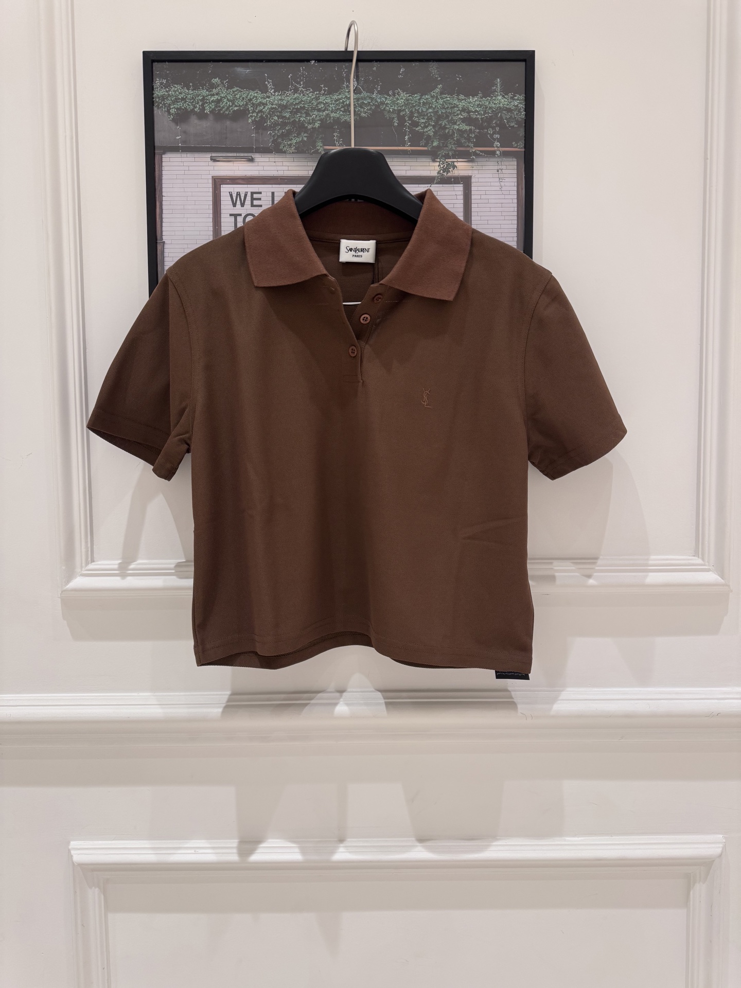 NO:897405,SAINTLAURENT26 new Polo shirt YSL's Polo shirt is made of pique mesh fabric, breathable and crisp, and is super comfortable to wear in summer!  Three buttons + small logo embroidery on the chest, low-key and recognizable. The short length of the dress flatters the waistline and is friendly to the pear-shaped figure. The caramel brown is white and retro. It can be easily used for commuting, dating and daily life. It is a versatile and evergreen style in the wardrobe!  Custom dyed fabrics developed by YB are available for sale in stock SML., saint laurent-clothing, saint laurent, saint laurent, saint laurent,19860909SAINTLAURENT26新款Polo衫 YSL这款Polo衫,珠地网眼面料透气又挺括,夏天穿超舒服！三粒扣+胸前小标刺绣,低调又有辨识度.短款衣长修饰腰线,梨形身材友好,焦糖棕显白又复古,通勤、约会、日常都能轻松驾驭,是衣柜里的百搭常青款！YB开发定染面料现货发售 SML.,圣罗兰-服装,saint laurent,saint laurent,saint laurent,,Women's clothing