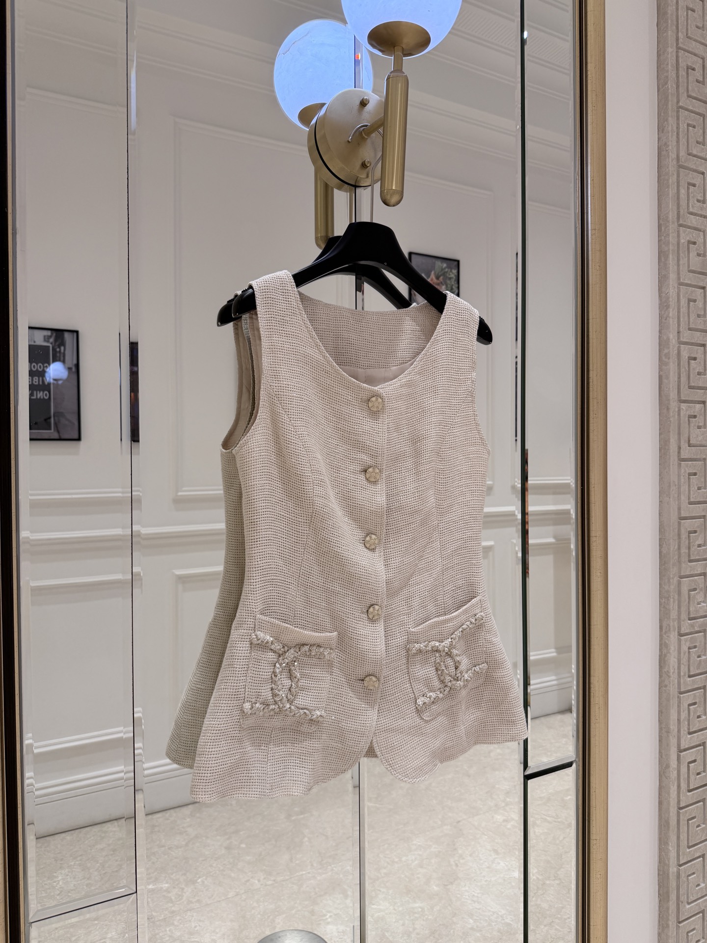 NO:898595,Cha*Xiaoxiangfeng woven suit is light off-white, light and soft texture, front metal buttons + woven pockets, exquisite details. V-neck sleeveless design, very suitable for spring and summer. It is great to wear alone or layered with shirts and dresses. It is retro, elegant and versatile, can be easily used for commuting and leisure, and can easily enhance the sense of layering SML. Tops., Chanel - clothing, chanel, skirts, shirts,19860909Cha*小香风编织套装 浅米白色,质地轻盈柔软,正面金属纽扣+编织口袋,细节精致.V领无袖设计,春夏穿超合适,单穿或叠搭衬衫、连衣裙都很出彩,复古优雅又百搭,通勤休闲都能轻松驾驭,轻松提升穿搭层次感SML. 上衣.,香奈儿-服装,chanel,skirts,shirts,,Women's clothing