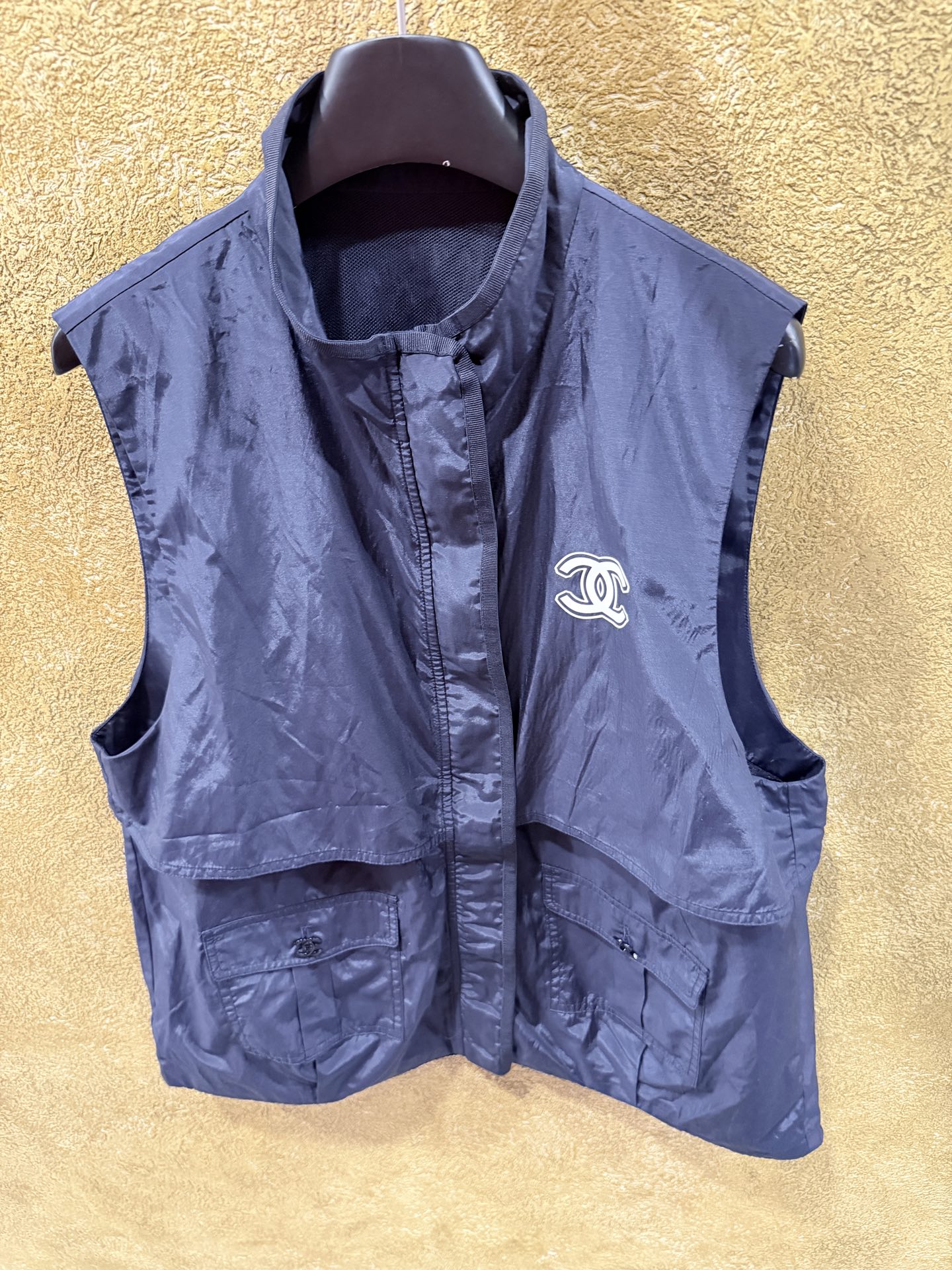 NO:898592,The Cha* embroidered logo workwear suit is made of light nylon fabric, with the white double C embroidered logo on the chest that is very recognizable. The sleeveless design + lapel + snap placket is practical and fashionable. There are two flap pockets on the hem, which is very convenient for storing small items. It is great for outdoor wear in spring and autumn, and it is great with T-shirts or shirts. It is easy to create casual or street style. It is very suitable for daily outings and travels. SML tops.  Shorts.,Chanel-clothing,chanel,shorts,shirts,tees,t-shirt,19860909Cha*刺绣logo工装套装 采用轻薄尼龙面料,胸前白色双C刺绣logo超有辨识度.无袖设计+翻领+按扣门襟,实用又时髦,下摆有两个翻盖口袋,收纳小物超方便.春秋季节外搭,随便配T恤或衬衫都很出彩,轻松打造休闲或街头风,日常出街、旅行都很适SML 上衣. 短裤.,香奈儿-服装,chanel,shorts,shirts,tees，t-shirt,,Women's clothing