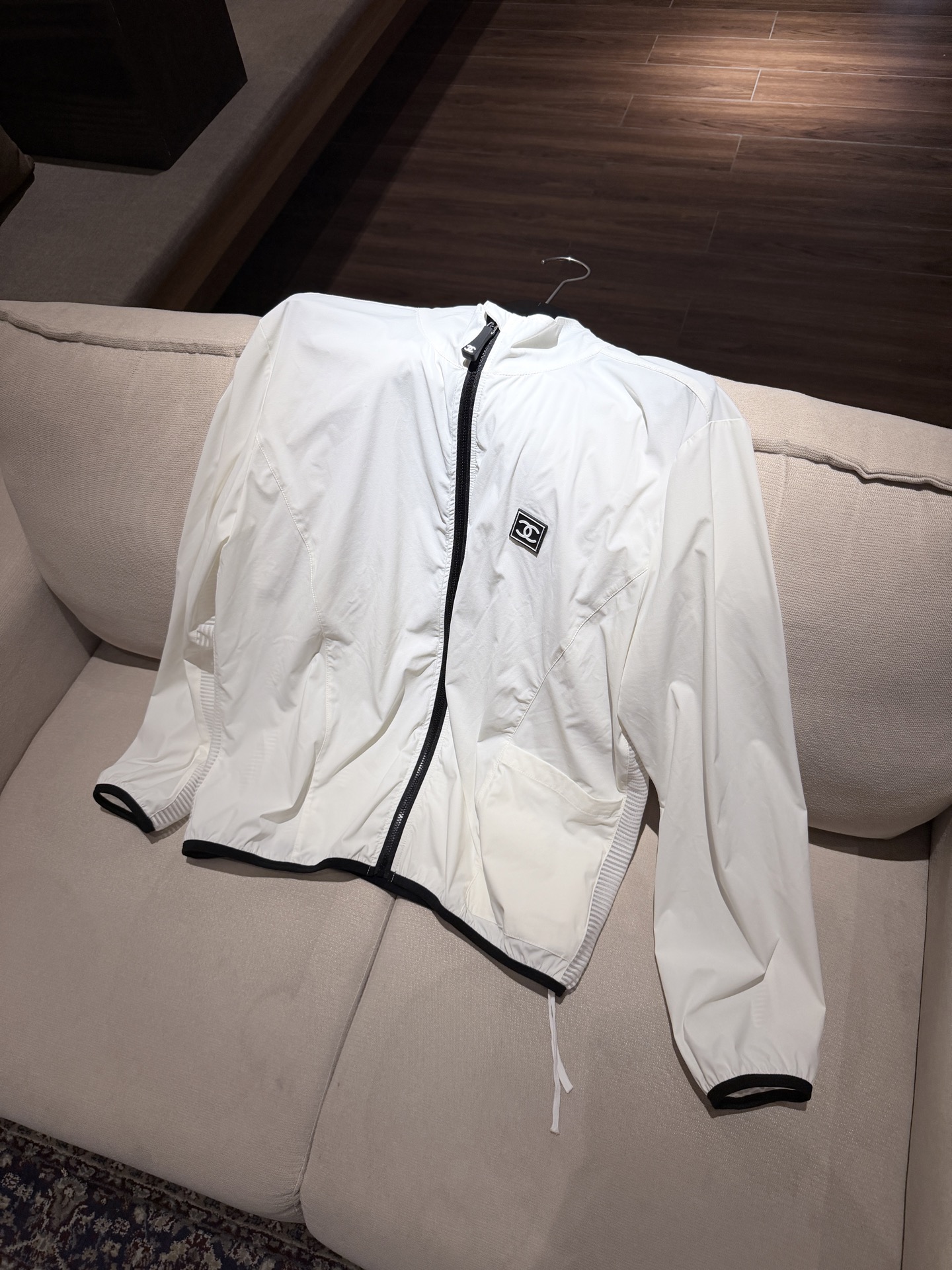 NO:898574,cha* black stand-collar jacket, light and breathable, perfect for daily life or sports!  Simple design + chest logo, stand-up collar zipper and windproof, loose fit and comfortable to wear SML P, Chanel-clothing, chanel, jackets & coats,19860909cha*黑色立领夹克,轻薄透气,日常或运动都超适合！简约设计+胸前Logo,立领拉链防风,宽松版型穿着舒适 SML P,香奈儿-服装,chanel,jackets & coats,,Women's clothing