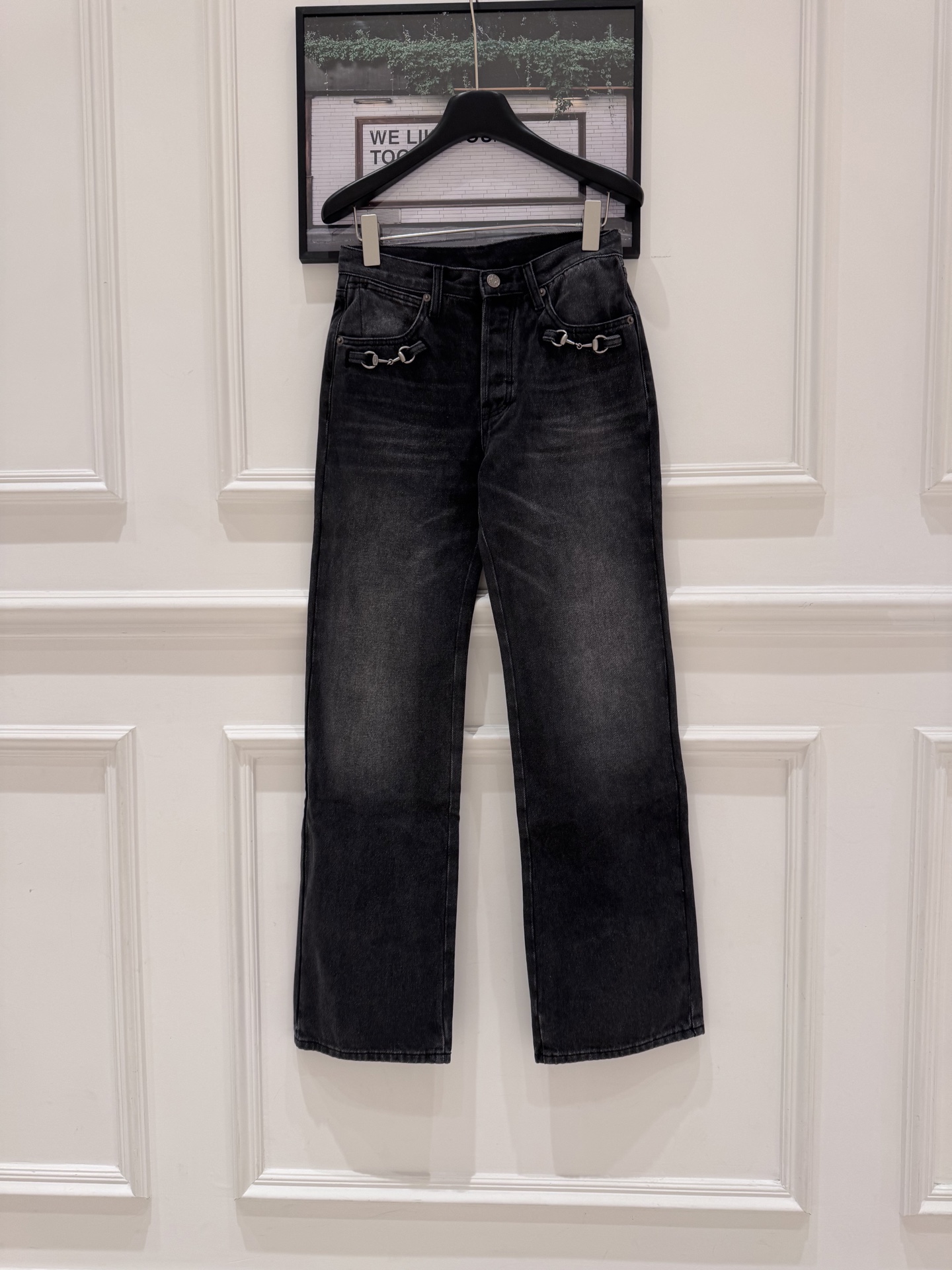 NO:898606,Gucci* horsebit bootcut jeans Retro-style horsebit bootcut jeans, high waist design + bootcut trousers, slimming the legs! The trousers are made of old blue, enzyme stone washing process, full of retro feel. The metal horsebit on the front pocket is super detailed, full of Italian retro atmosphere ~ SML., Gucci-clothing, gucci, gucci, jeans,19860909Gucci*马衔扣微喇牛仔裤 复古风马衔扣微喇牛仔裤,高腰设计+微喇裤型,修饰腿型超显瘦!裤身做旧蓝调,酵素石洗工艺,复古感满满.前袋金属马衔扣超有细节,意式复古氛围拉满~ SML.,古驰-服装,gucci,gucci,jeans,,Women's clothing