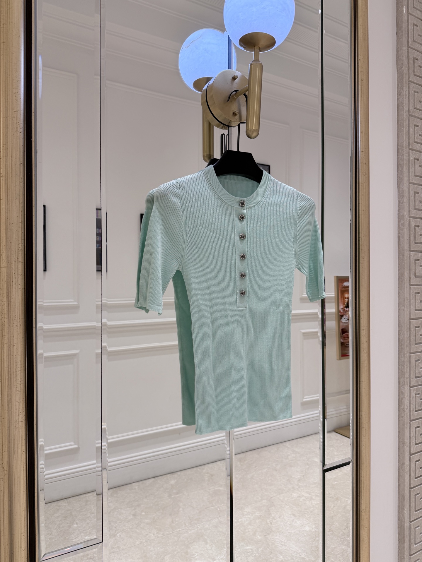 NO:899963,Cha* mint green knitted short sleeves CHA 26A series mint green knitted short sleeves, vertical knitted fabric + rhinestone buttons, full of light luxury. Slim-fitting slightly elastic version, fit the body shape, three-quarter sleeve design modifies the arm line, round neck is simple and versatile, easy to wear for commuting and leisure. Low saturation mint green is white and fresh, super atmospheric in summer. The rhinestone button details enhance the texture and are easy to put on and take off. It is a popular item of the 26A series, a must-have for fashionistas!  SML.,Chanel-clothing,chanel,T-shirt,19860909Cha*薄荷绿针织短袖 CHA 26A系列薄荷绿针织短袖,竖纹针织面料+水钻纽扣,轻奢感满满.修身微弹版型,贴合身形,五分袖设计修饰手臂线条,圆领简约百搭,通勤休闲都能轻松驾驭.低饱和薄荷绿显白又清新,夏天穿超有氛围感.水钻纽扣细节提升质感,穿脱方便,是26A系列热门单品,时髦精必入！ SML.,香奈儿-服装,chanel,T-shirt,,Women's clothing