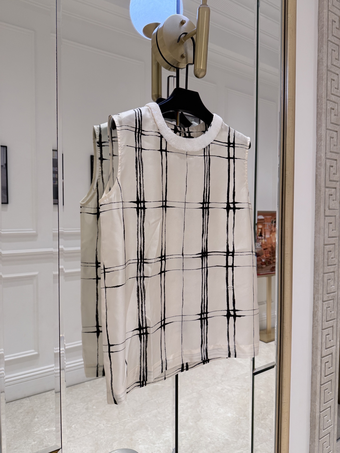 NO:899018,Cha*26S ink plaid silk top Cha26S series ink plaid silk top, made of mulberry silk, light and draped, smooth to the touch. Black and white ink plaid design, fusion of French elegance and oriental charm, round neck hand-beaded details are super exquisite. Sleeveless tailoring, great to wear alone or layered, can be easily controlled in daily commuting. High-end positioning, suitable for sisters who pursue quality and design. YB develops and sells in stock SML., Chanel - clothing, chanel, real  silk,19860909Cha*26S水墨格纹真丝上衣 Cha26S系列水墨格纹真丝上衣,桑蚕丝材质,轻盈垂坠,触感柔滑.黑白水墨格纹设计,法式优雅与东方韵味融合,圆领手工串珠细节超精致.无袖剪裁,单穿或叠搭都很出彩,通勤日常都能轻松驾驭.高端定位,适合追求品质与设计感的姐妹们.YB开发现货发售 SML.,香奈儿-服装,chanel,real silk,,Women's clothing