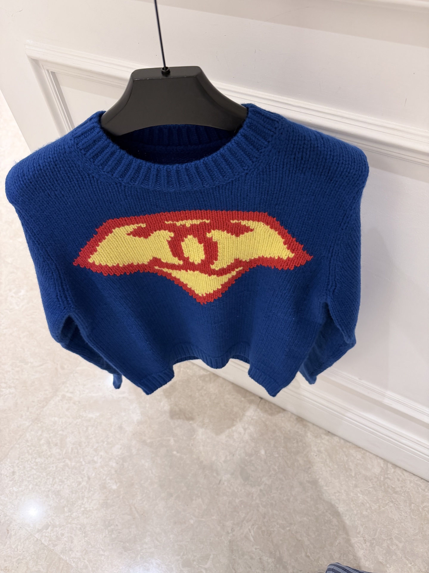 NO:900017,Cha*2026 early autumn Superman sweater, made of Klein blue cashmere, is soft and warm. The Superman logo on the chest is combined with the double C Logo, and the red and yellow contrasting colors are super eye-catching, interesting and recognizable. The loose version can be easily worn in daily or street style, and it looks great with jeans and casual pants! SML., Chanel-clothing, chanel, jeans, sweaters,19860909Cha*2026早秋超人毛衣,克莱因蓝羊绒材质,柔软又保暖.胸前超人标志融合双C Logo,红黄撞色超吸睛,趣味又有辨识度.宽松版型,日常或街头风都能轻松驾驭,搭配牛仔裤、休闲裤都很出彩! SML.,香奈儿-服装,chanel,jeans,sweaters,,Women's clothing