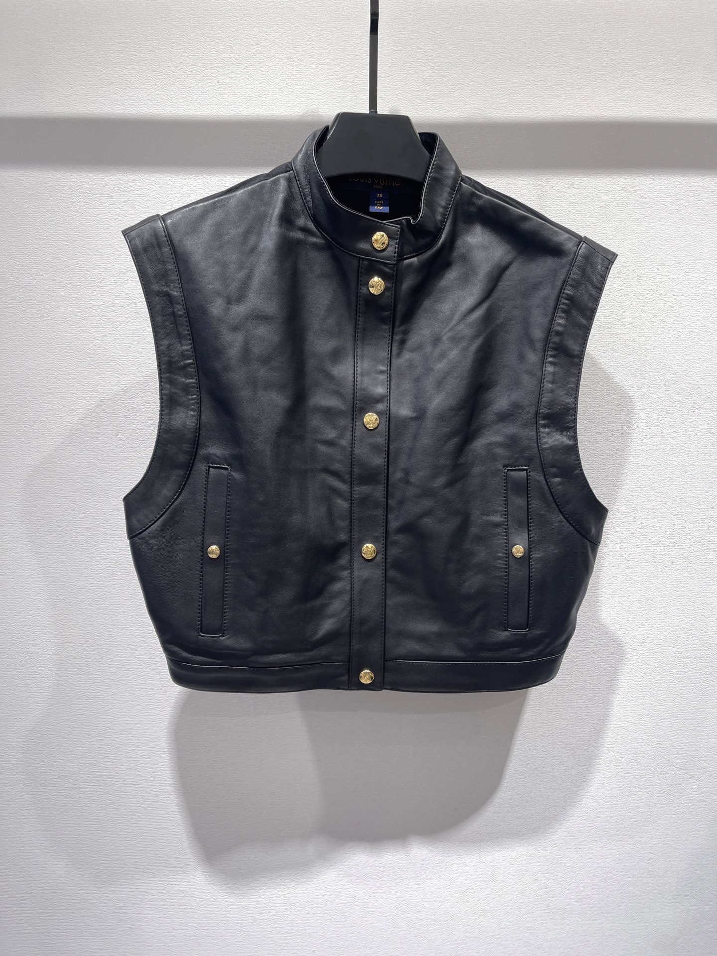 NO:899971,Lv26 new gold buckle stand collar sheepskin splicing vest. Made of black sheepskin material, soft and delicate, embellished with metal buttons, simple and cool. The logo patch design on the back is low-key and high-end. The sleeveless design is perfect for layering, and you can easily create a street style or commuting style!  The stand-up collar design enhances the sense of hierarchy, is fashionable and practical SML.,Louis Vuitton-clothing,louis vuitton,louis vuitton,sheepskin,19860909Lv26新款金扣立领羊皮拼接马甲 黑色羊皮材质,柔软细腻,金属纽扣点缀,简约又酷飒.背部logo贴布设计,低调又高级.无袖设计超适合叠穿,轻松打造街头千金风or通勤风！立领设计提升层次感,时尚又实用 SML.,路易威登-服装,louis vuitton,louis vuitton,sheepskin,,Women's clothing
