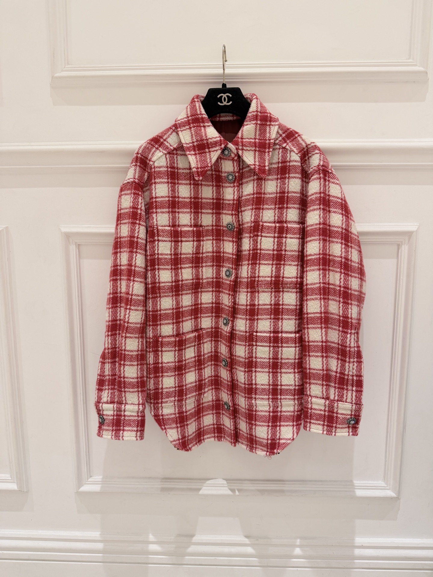 NO:943816,Cha* red and white plaid woolen shirt with lapel, long sleeves, button closure, thick and textured fabric, very suitable for layering in autumn and winter. SML., Chanel-clothing, chanel, shirts,19860909Cha*红白格纹毛呢衬衫 翻领长袖,排扣开合,面料厚实有质感,很适合秋冬叠穿. SML.,香奈儿-服装,chanel,shirts,,Women's clothing