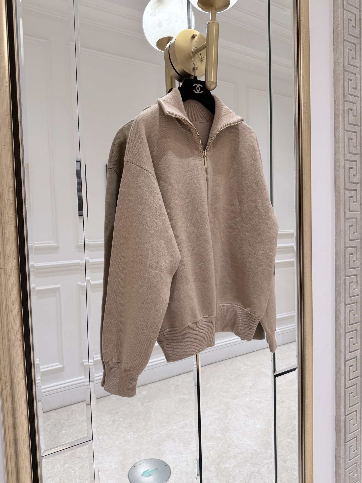 NO:944484,Cha* half-zip high-neck sweater, ribbed stand-up collar + gold zipper, dropped shoulders and loose fit, with an old-money style feel. SML., Chanel-clothing, chanel,19860909Cha*半拉链高领针织衫, 罗纹立领 +金色拉链,落肩宽松版型,很有 老钱风 的质感. SML.,香奈儿-服装,chanel,,Women's clothing