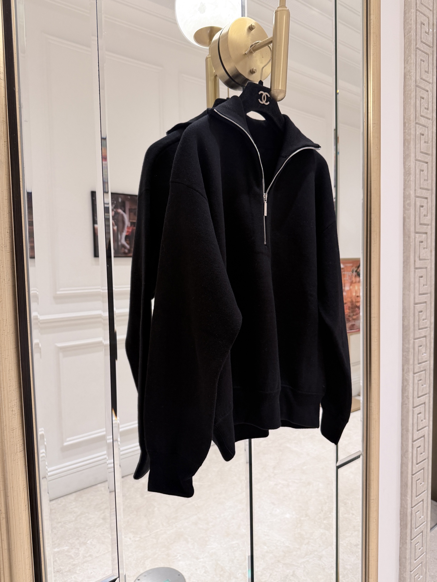 NO:944475,Cha* half-zip high-neck sweater, ribbed stand-up collar + silver zipper, dropped shoulders and loose fit, with an old-money style feel. SML., Chanel-clothing, chanel,19860909Cha*半拉链高领针织衫, 罗纹立领 +银色拉链,落肩宽松版型,很有 老钱风 的质感. SML.,香奈儿-服装,chanel,,Women's clothing