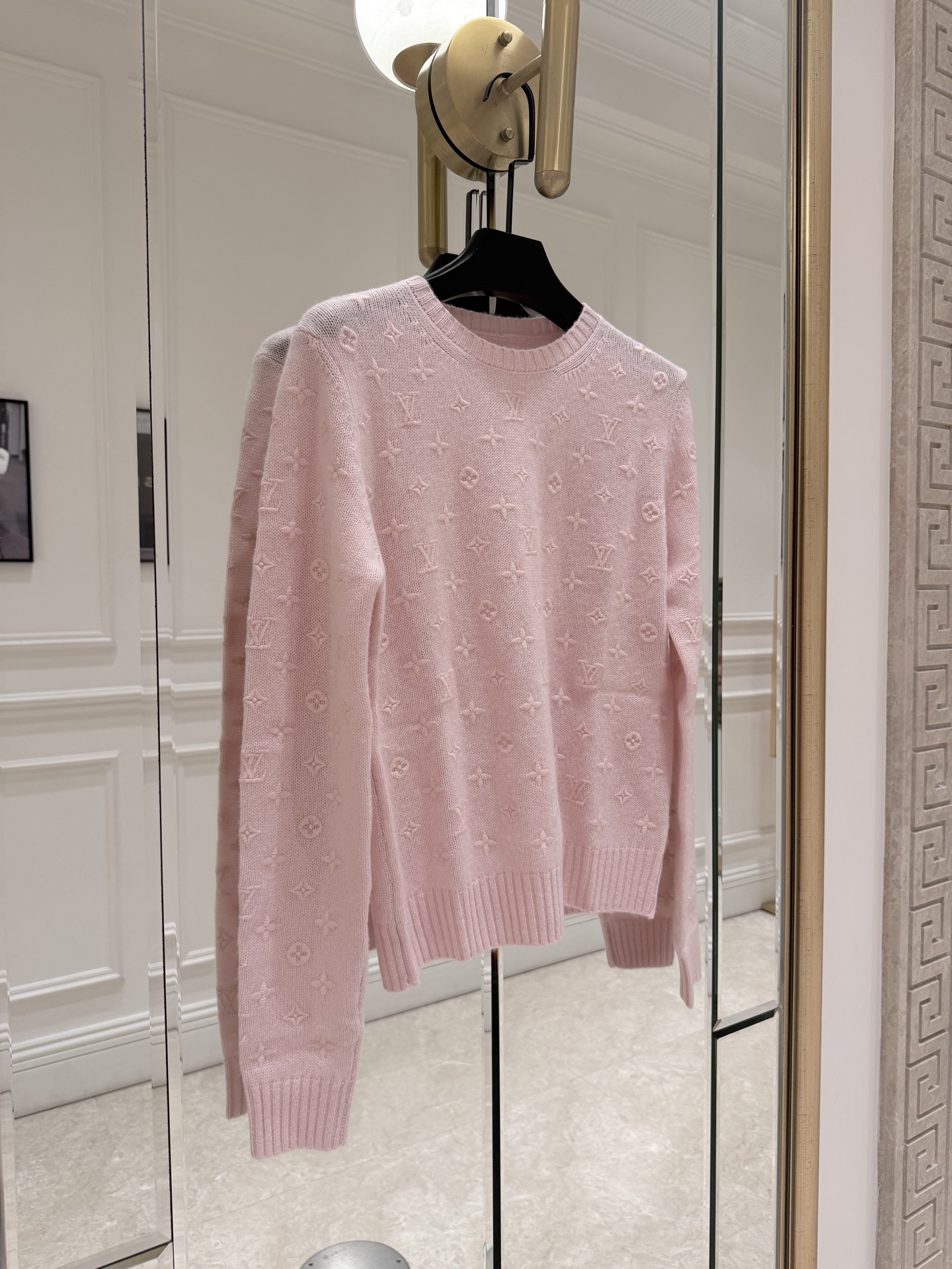 NO:944466,Lv* all-over presbyopia embroidered sweater, round neck and long sleeves, the whole piece is covered with three-dimensional L*Monogram four-leaf flowers and star embroidery, the color is particularly gentle and dreamy SML., Louis Vuitton-clothing, louis vuitton, louis vuitton,19860909Lv*满幅老花刺绣针织衫, 圆领长袖,整件布满立体的 L*Monogram 四叶花和星星刺绣,颜色特别温柔梦幻 SML.,路易威登-服装,louis vuitton,louis vuitton,,Women's clothing